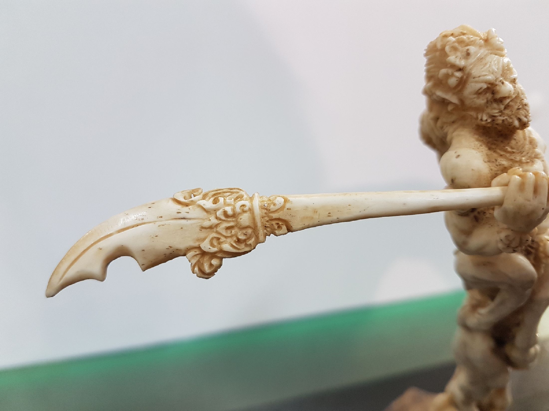 Detail f: Zentaurus, Hirschhorn geschnitzt, feine, ausdrucksstarke Schnitzarbeit, auf Barockstilsockel, Gesamthöhe ca. 21 cm