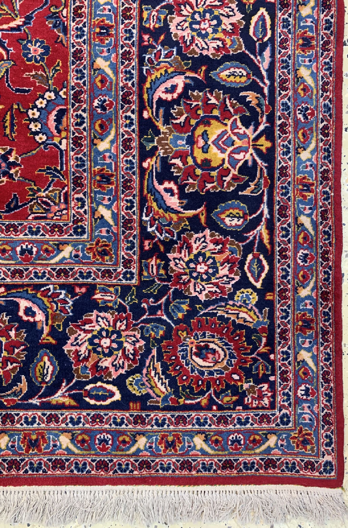 Detail a: Keschan alt Persien, signiert(Ghotb), um 1950, Wolle auf Baumwolle, ca. 420 x 314 cm, Mottenfraß, EHZ: 2