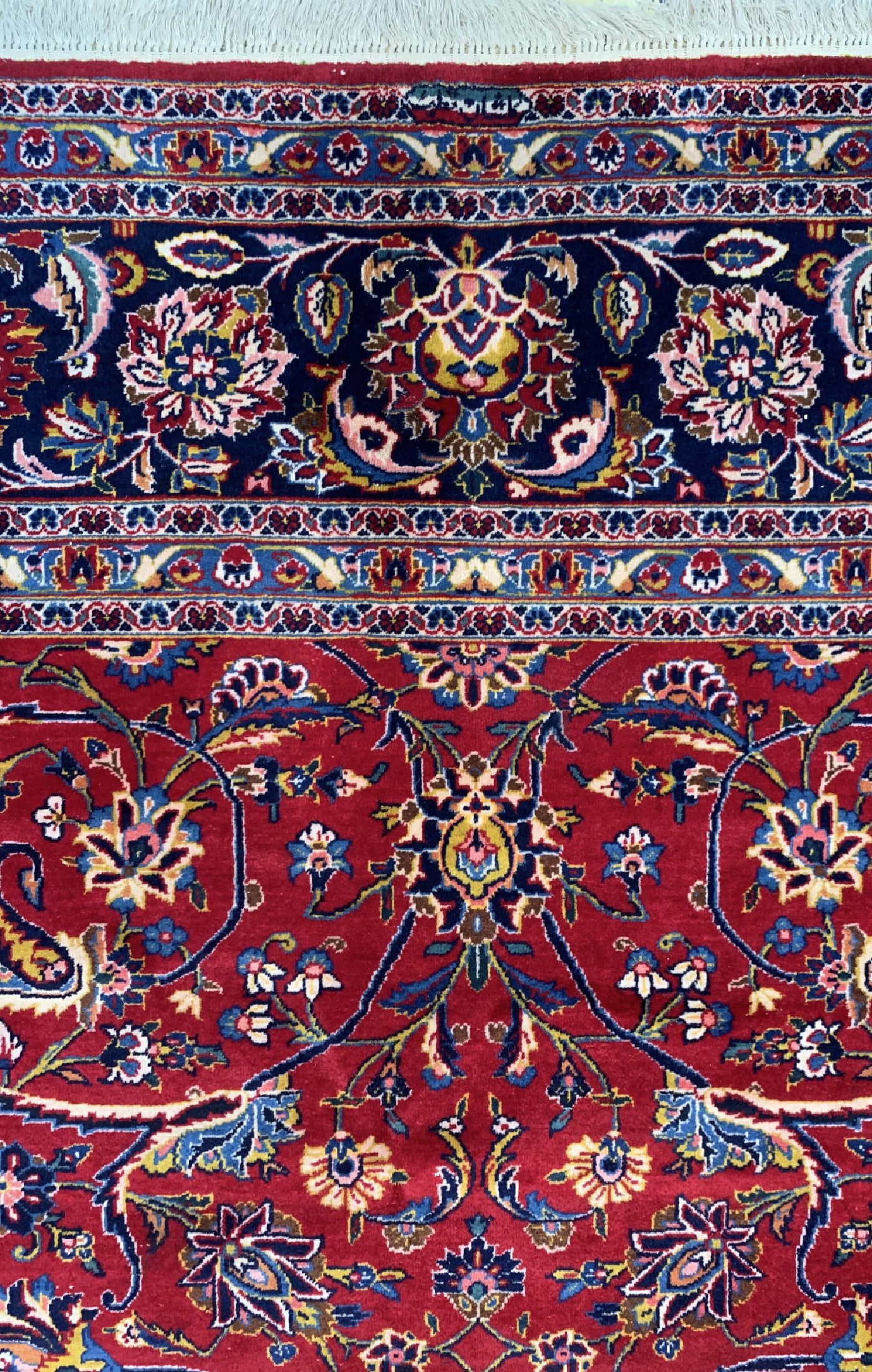 Detail b: Keschan alt Persien, signiert(Ghotb), um 1950, Wolle auf Baumwolle, ca. 420 x 314 cm, Mottenfraß, EHZ: 2