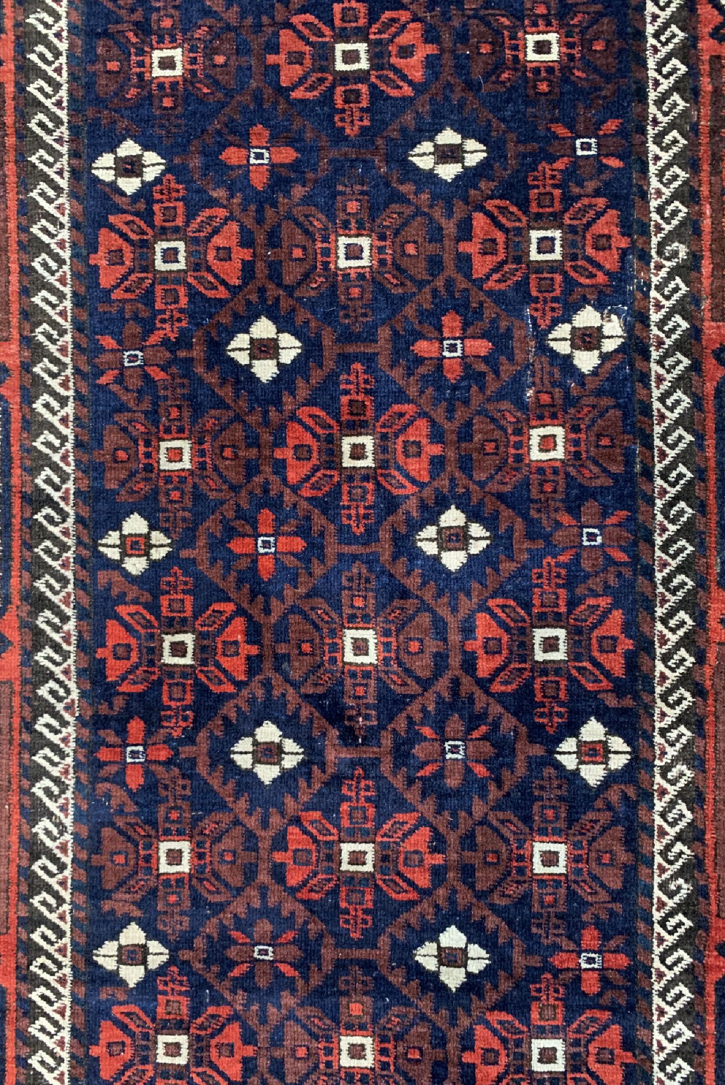 Detail b: Belutsch antik, Persien, um 1900, Wolle aufWolle, ca. 377 x 90 cm, EHZ: 4