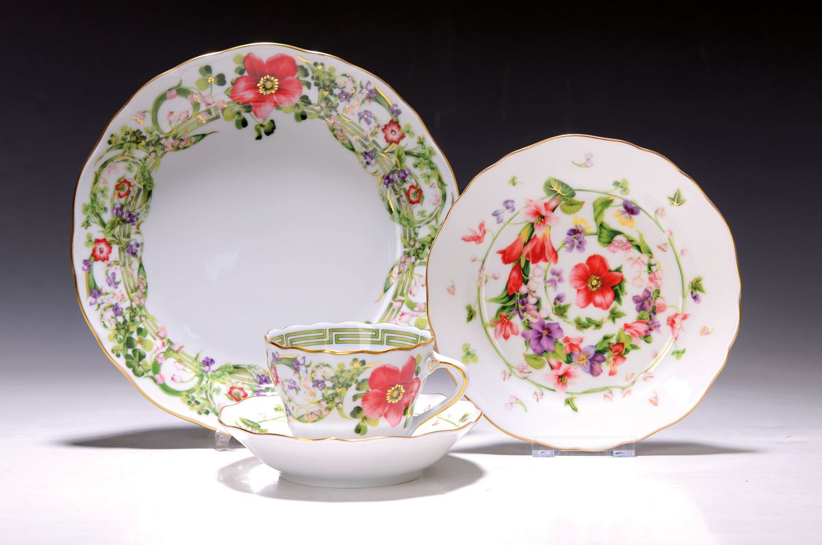 1 Kaffee und 1 Teegedeck, Rosenthal, Versace "Flower Fantasy", Porzellan, reicherfloraler Dekor, Goldstaffage, je Kaffee- bzw. Teetasse mit ...