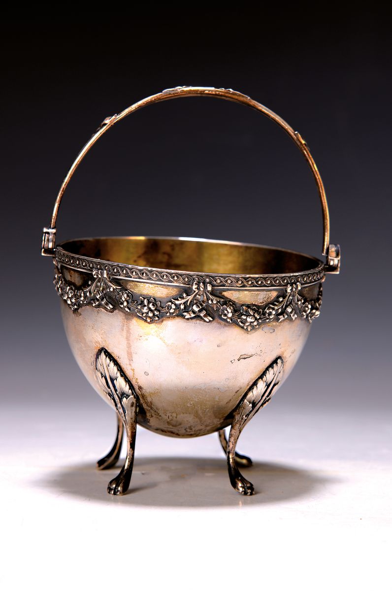Henkelschale, deutsch, 800er-Silber, innenvergoldet, Floraldekor Henkel am Scharnier gebrochen, berieben, D. 10,5 cm, 247g