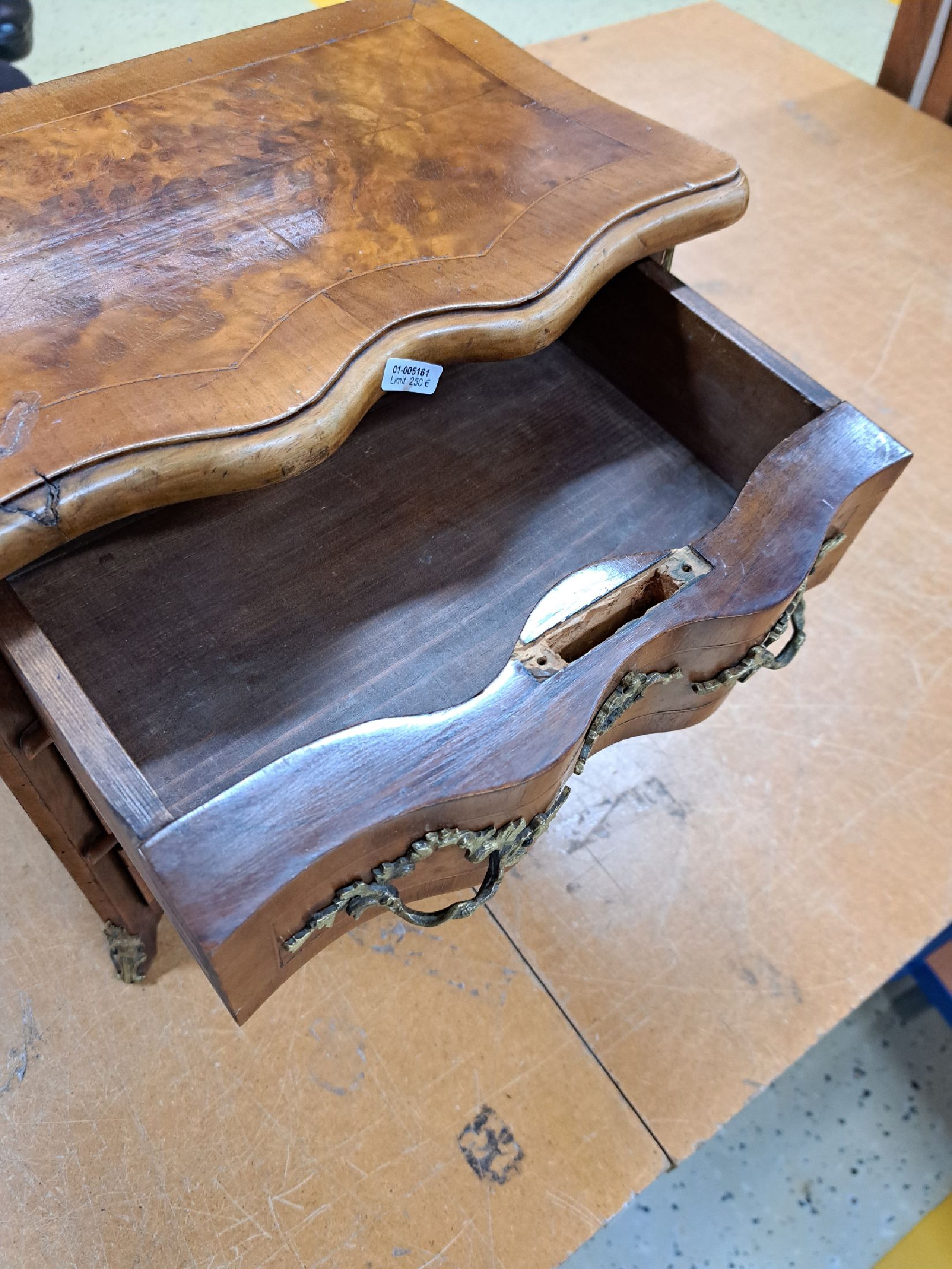 Detail e: Miniaturkommode im Barockstil, 19.Jh., Nußbaumfurnier, 4-schübig, geschweifte Front, Bronzebeschläge, ohne Schlösser u. Schlüssel, ehemaliger ...