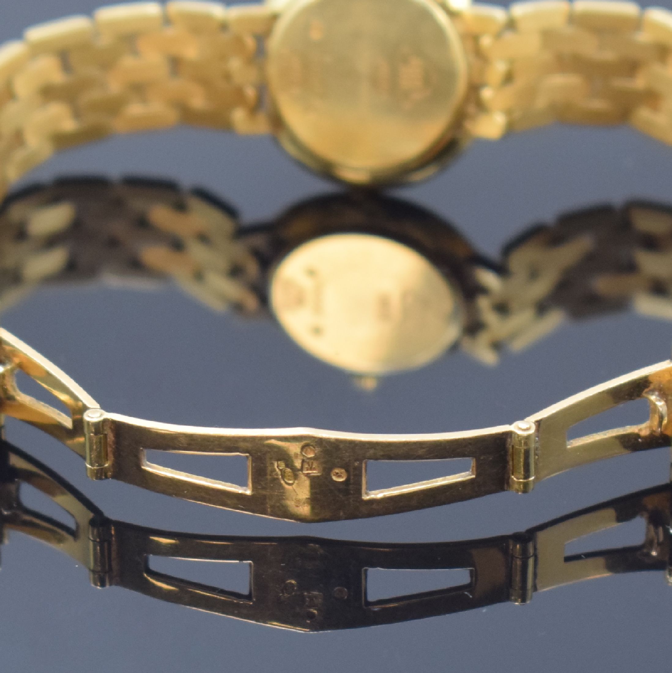Detail b: MAURICE LACROIX Damenarmbanduhr in GG 750/000, Schweiz um 1990, quarz, 2-teil. Geh., Boden gedr., GG-Gliederbd. m. dopp. Faltschl., cremefarb. ...