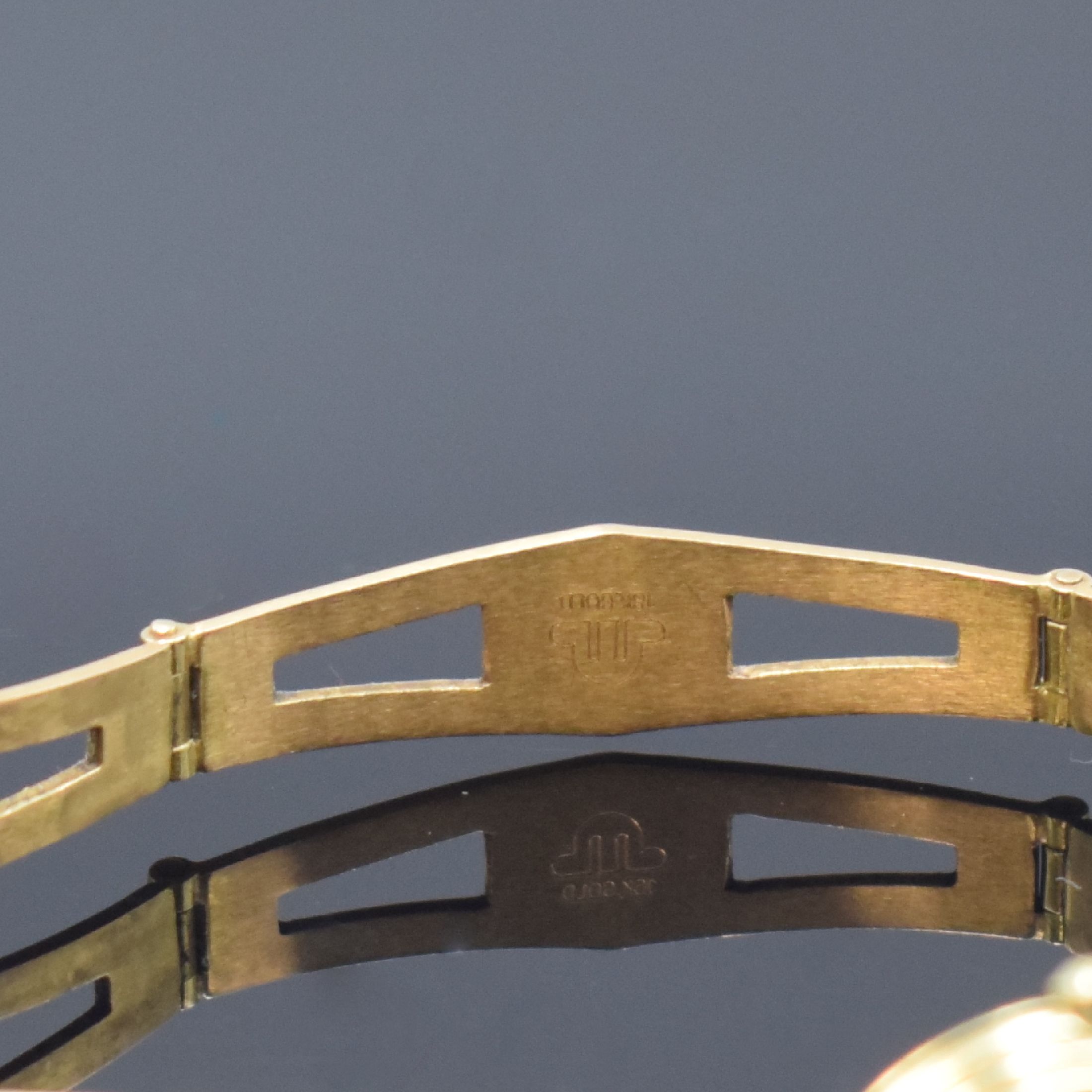 Detail c: MAURICE LACROIX Damenarmbanduhr in GG 750/000, Schweiz um 1990, quarz, 2-teil. Geh., Boden gedr., GG-Gliederbd. m. dopp. Faltschl., cremefarb. ...
