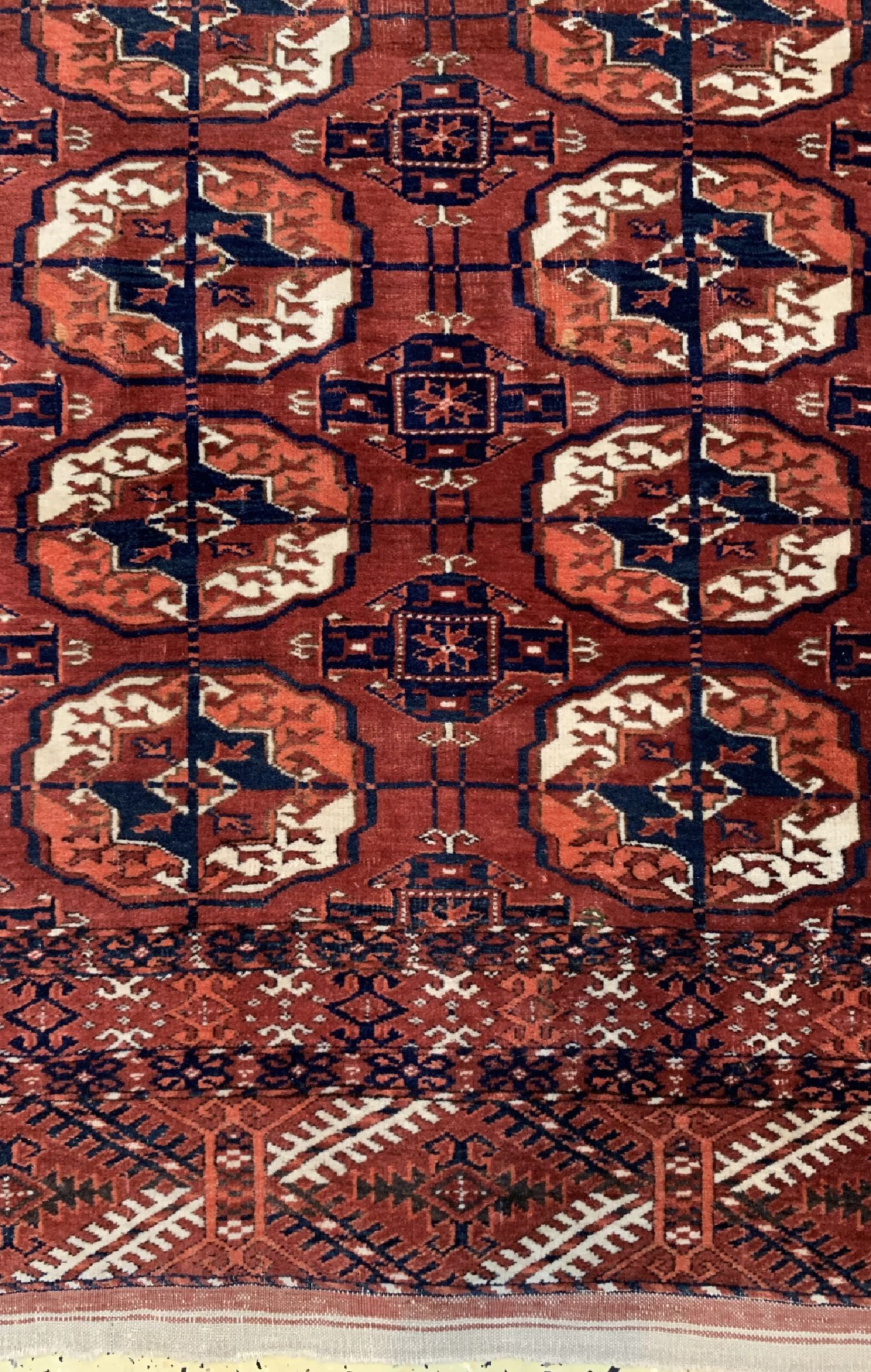 Detail b: Tekke Buchara antik, Turkmenistan, um 1900,Wolle auf Wolle, ca. 200 x 132 cm, EHZ: 2(kleine Restaurierung)