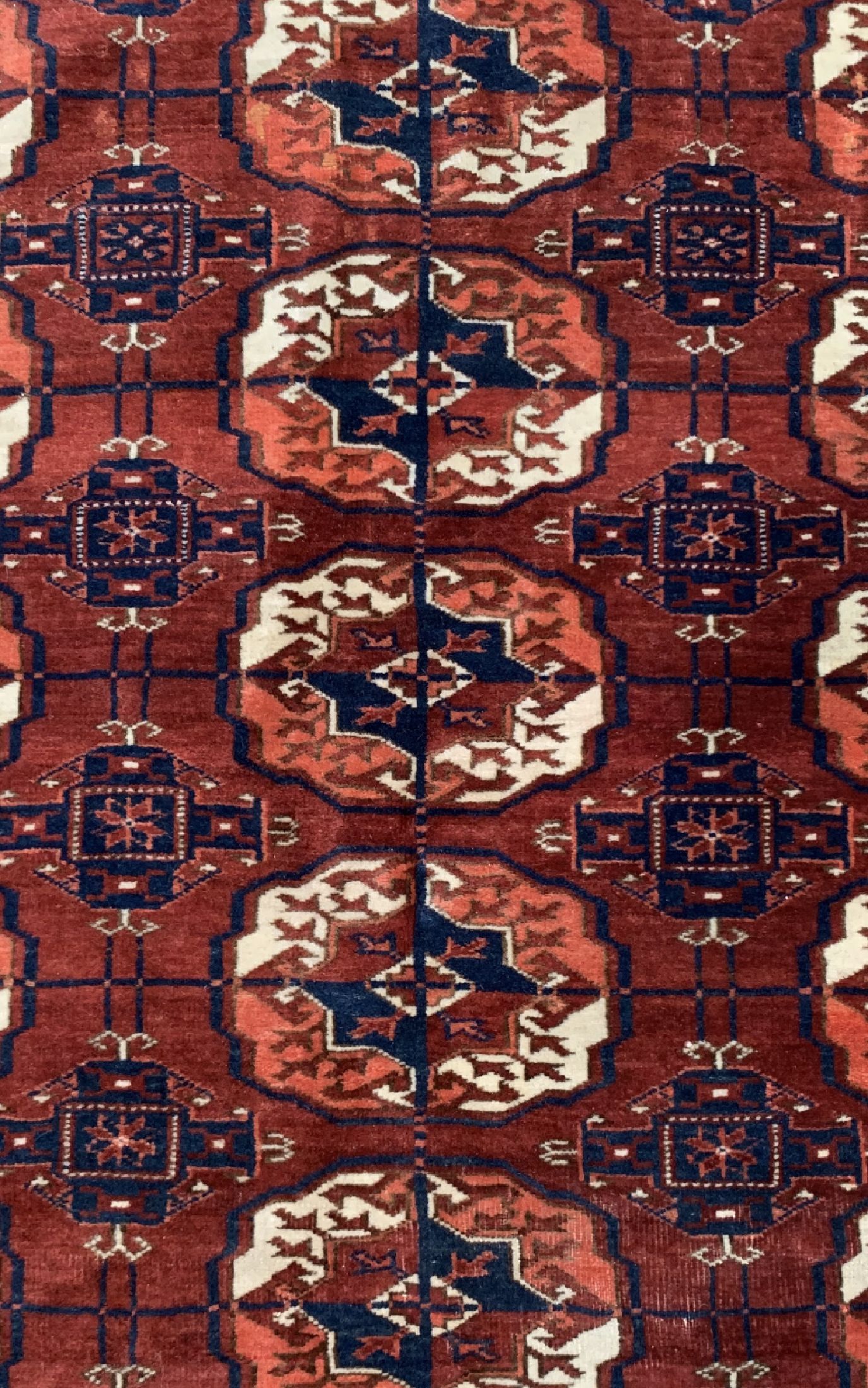 Detail c: Tekke Buchara antik, Turkmenistan, um 1900,Wolle auf Wolle, ca. 200 x 132 cm, EHZ: 2(kleine Restaurierung)