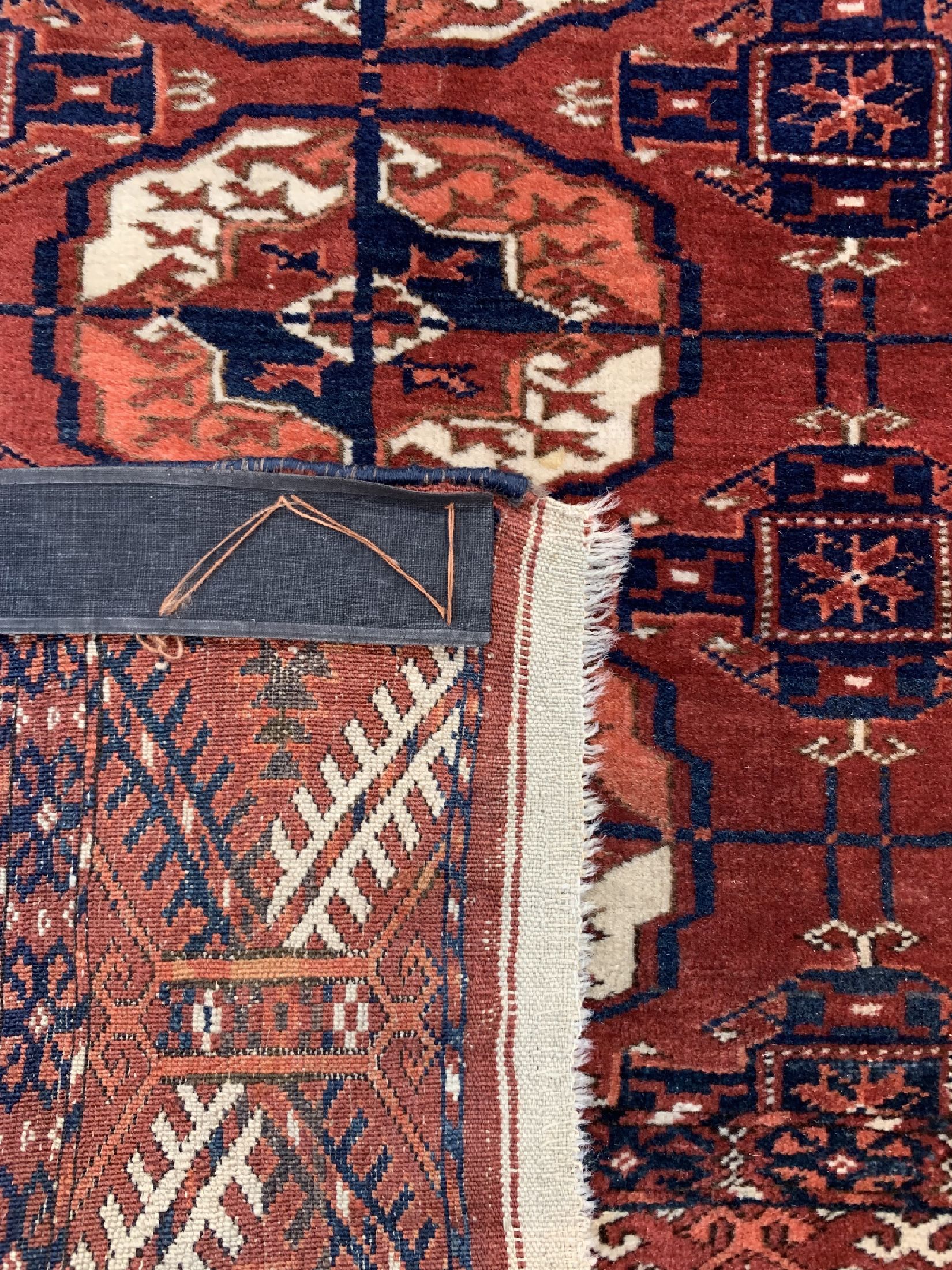 Detail d: Tekke Buchara antik, Turkmenistan, um 1900,Wolle auf Wolle, ca. 200 x 132 cm, EHZ: 2(kleine Restaurierung)