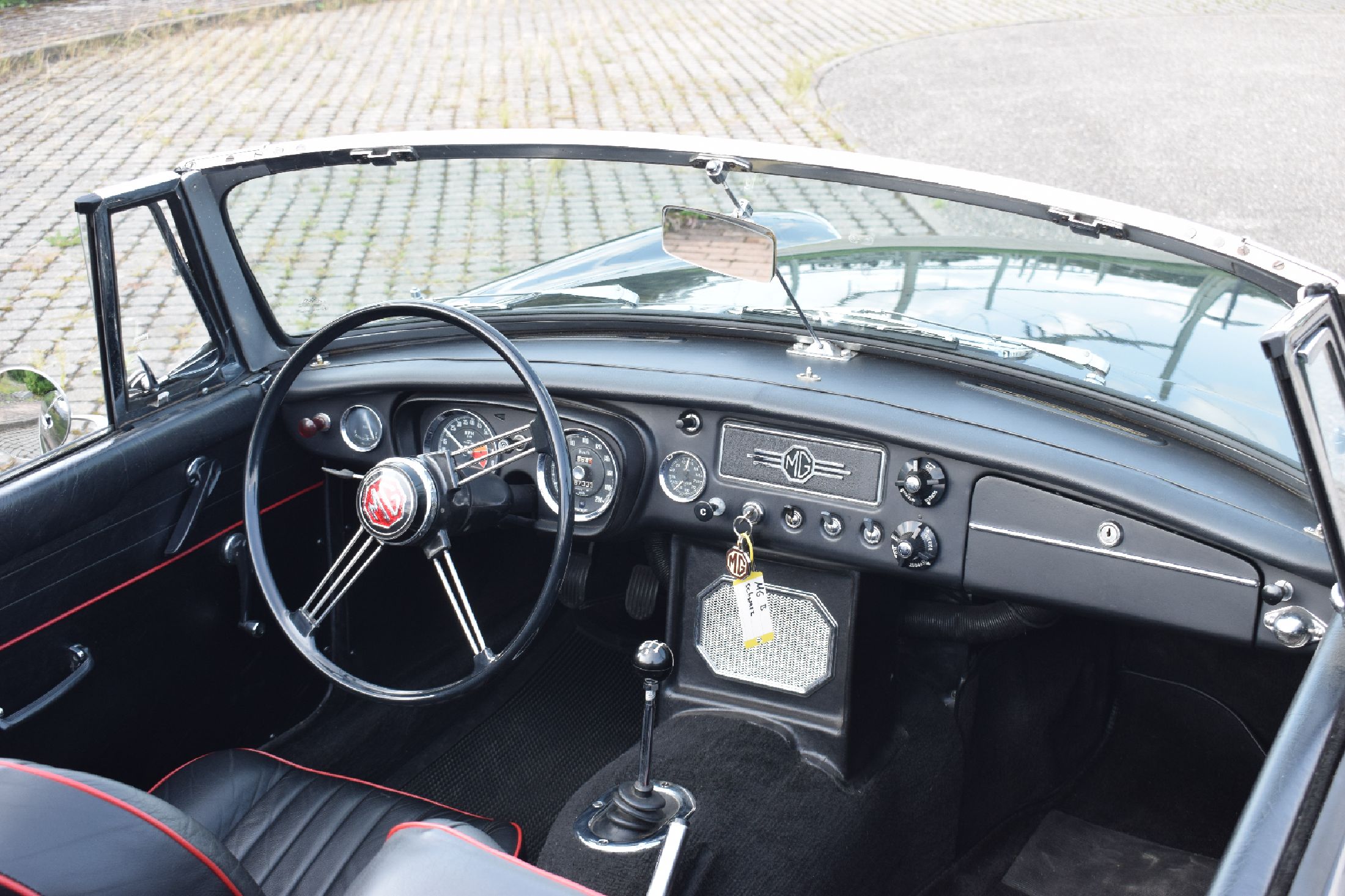 Detail d: MGB 1800 MKI, Fahrgestellnummer: GHN3L40590,EZ 01/1964, 3 Einträge im Kfz-Brief, Laufleistung ca. 87.334 km abgelesen, HU 06/2023 abgelaufen, ...