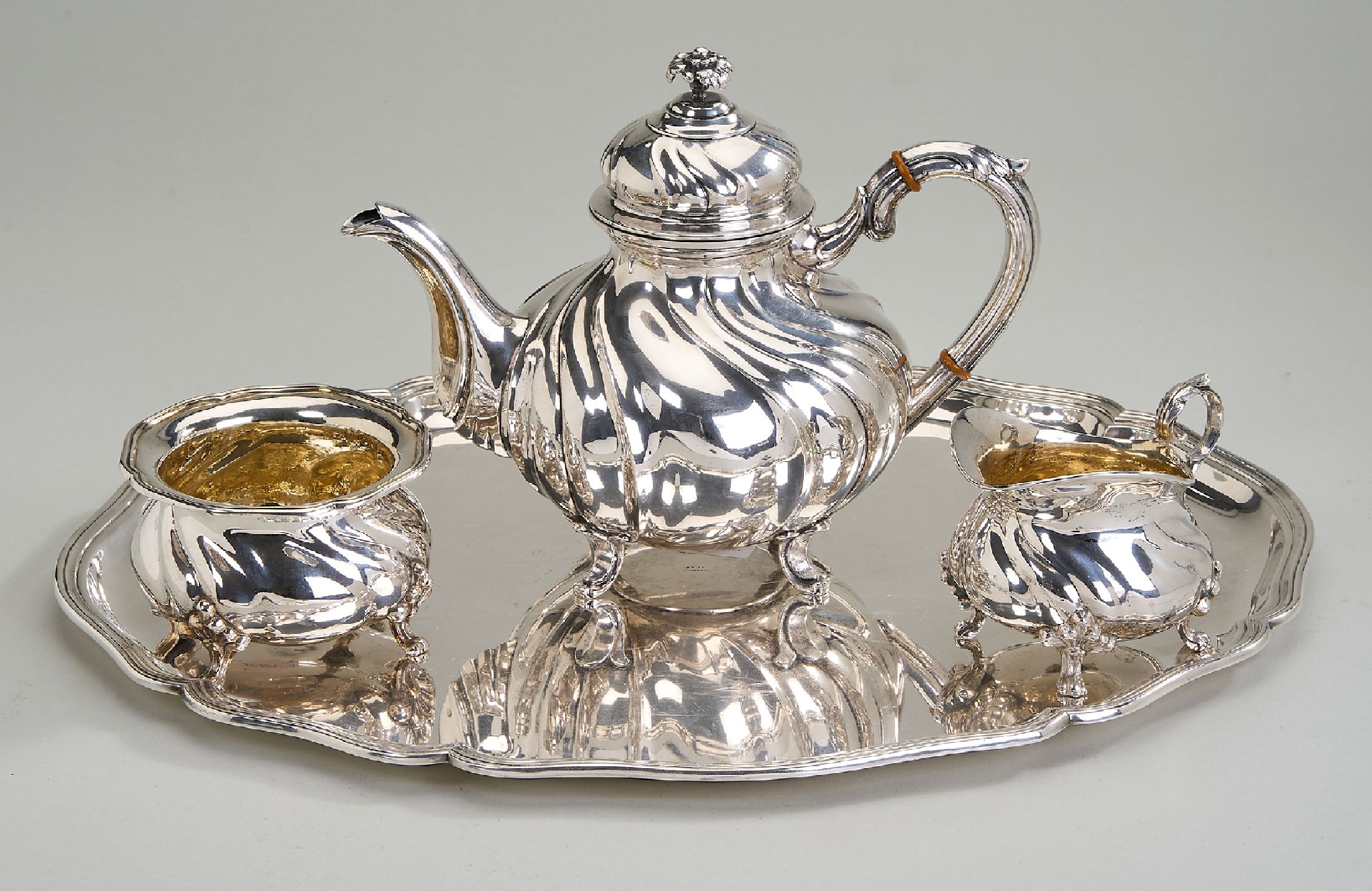 3-teil. Teeservice mit Tablett , 800er und 830er Silber, deutsch, barockisierend, best. aus: Tablett ca. 45 x 35 cm, Teekanne (Deckel mit seitl. ...