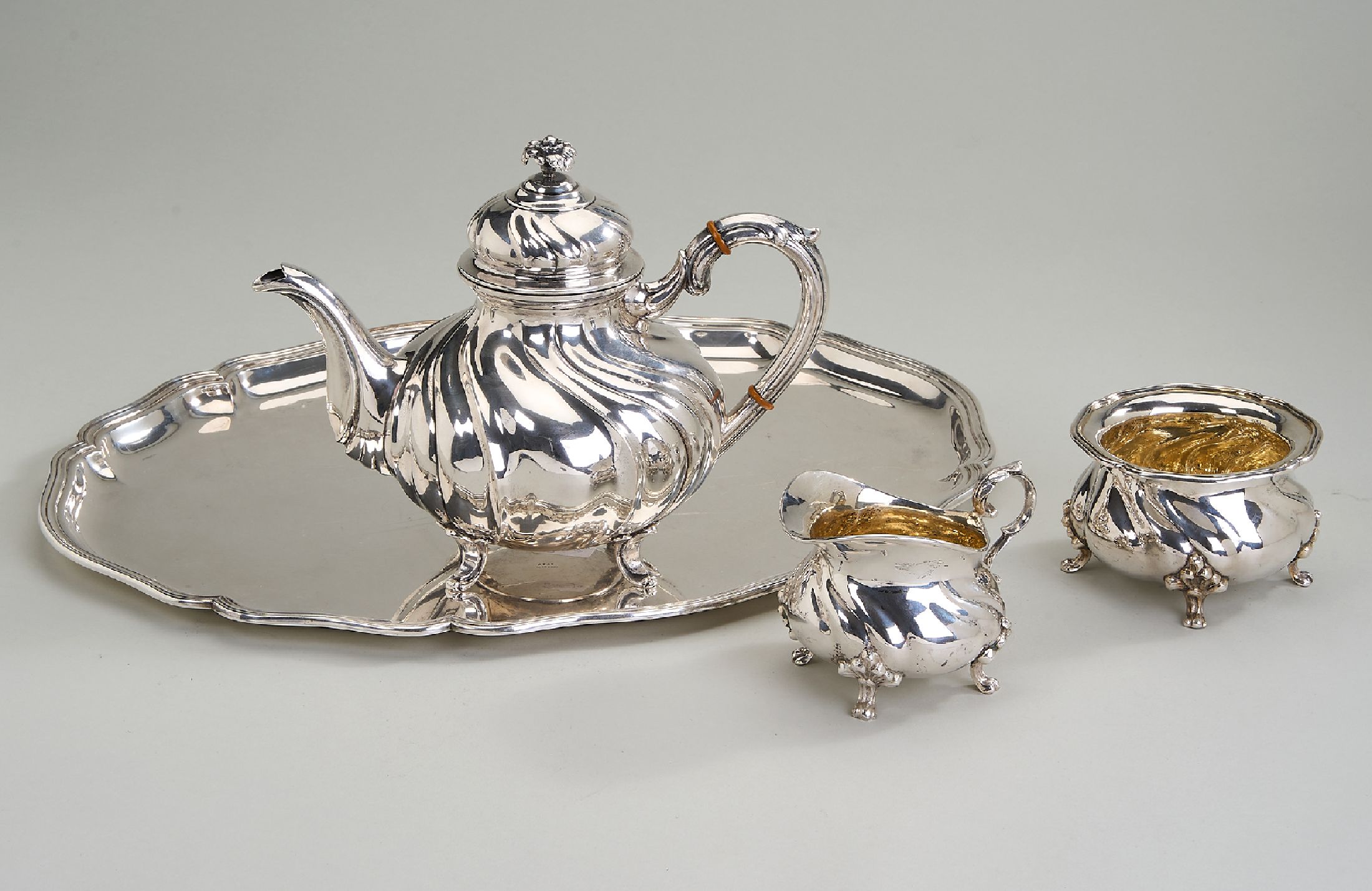 Detail a: 3-teil. Teeservice mit Tablett , 800er und 830er Silber, deutsch, barockisierend, best. aus: Tablett ca. 45 x 35 cm, Teekanne (Deckel mit seitl. ...