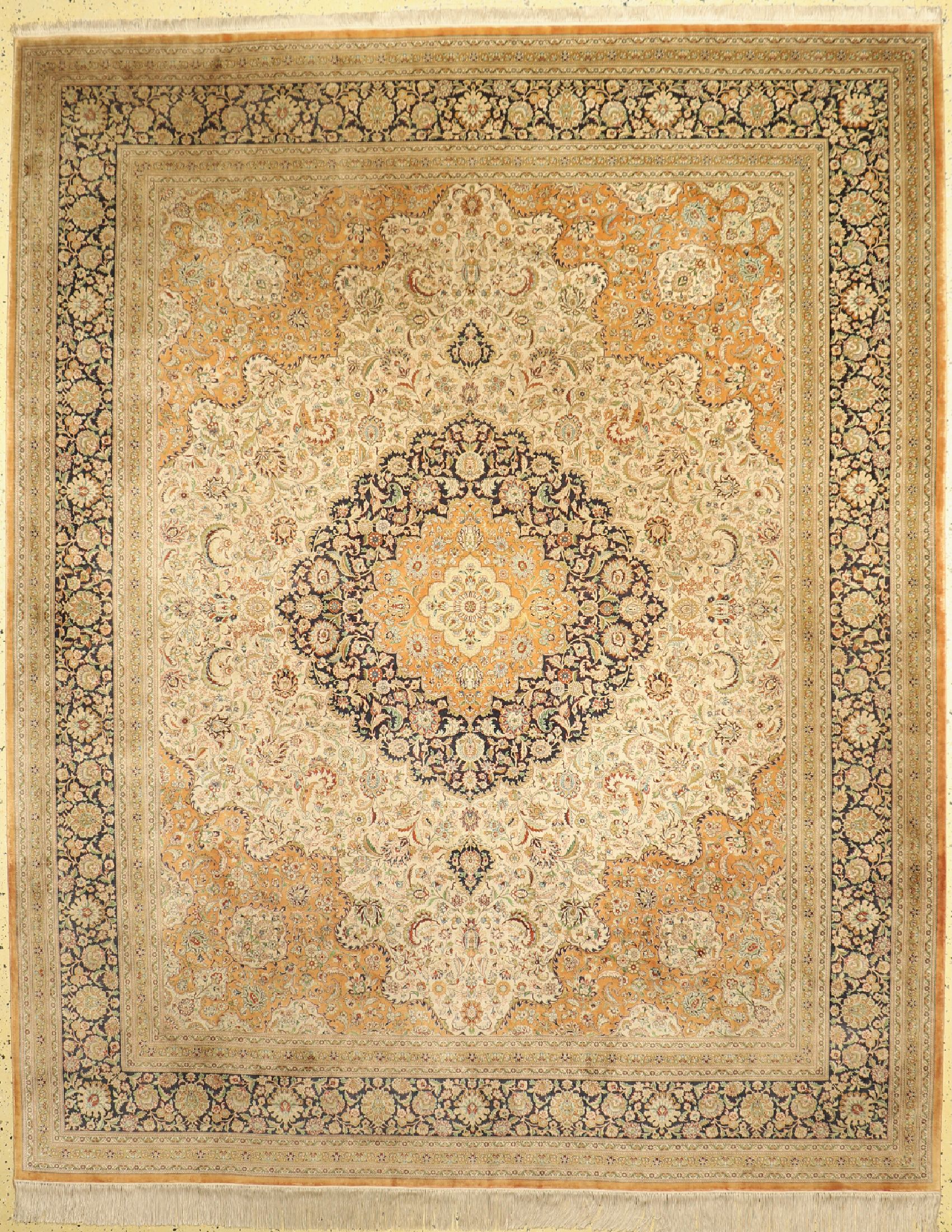 Ghom Seide fein, China, ca. 40 Jahre, reineNaturseide, ca. 305 x 247 cm, ca. 1,0 Mio. Kn/qm, EHZ: 1-2(stark verschmutzt)