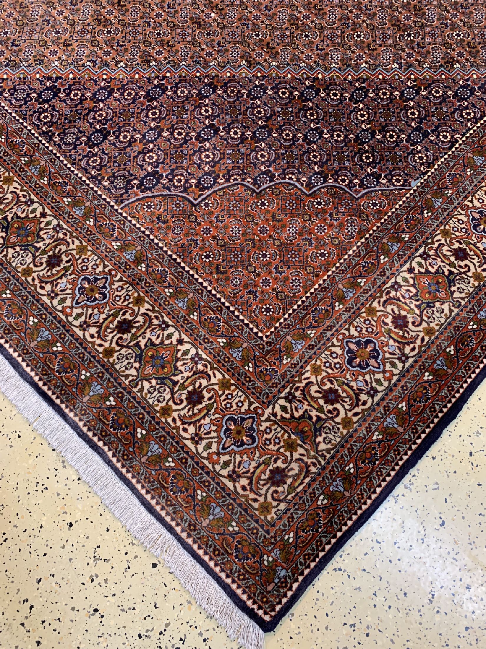 Detail b: Bidjar Kork fein, Persien, ca. 50 Jahre, Korkwolle auf Baumwolle, ca. 400 x 310 cm, ca.500.000 Kn/qm, leicht verblasst, EHZ: 1-2