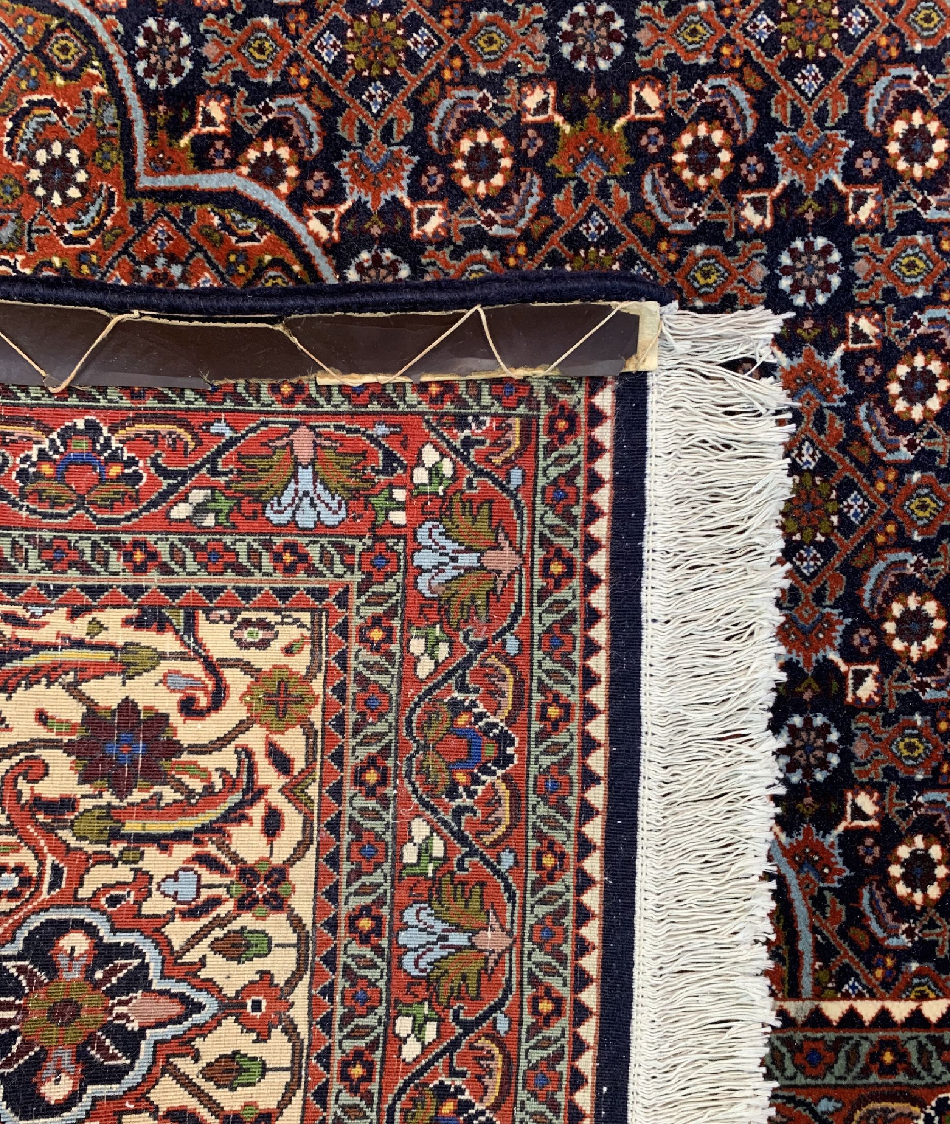 Detail d: Bidjar Kork fein, Persien, ca. 50 Jahre, Korkwolle auf Baumwolle, ca. 400 x 310 cm, ca.500.000 Kn/qm, leicht verblasst, EHZ: 1-2
