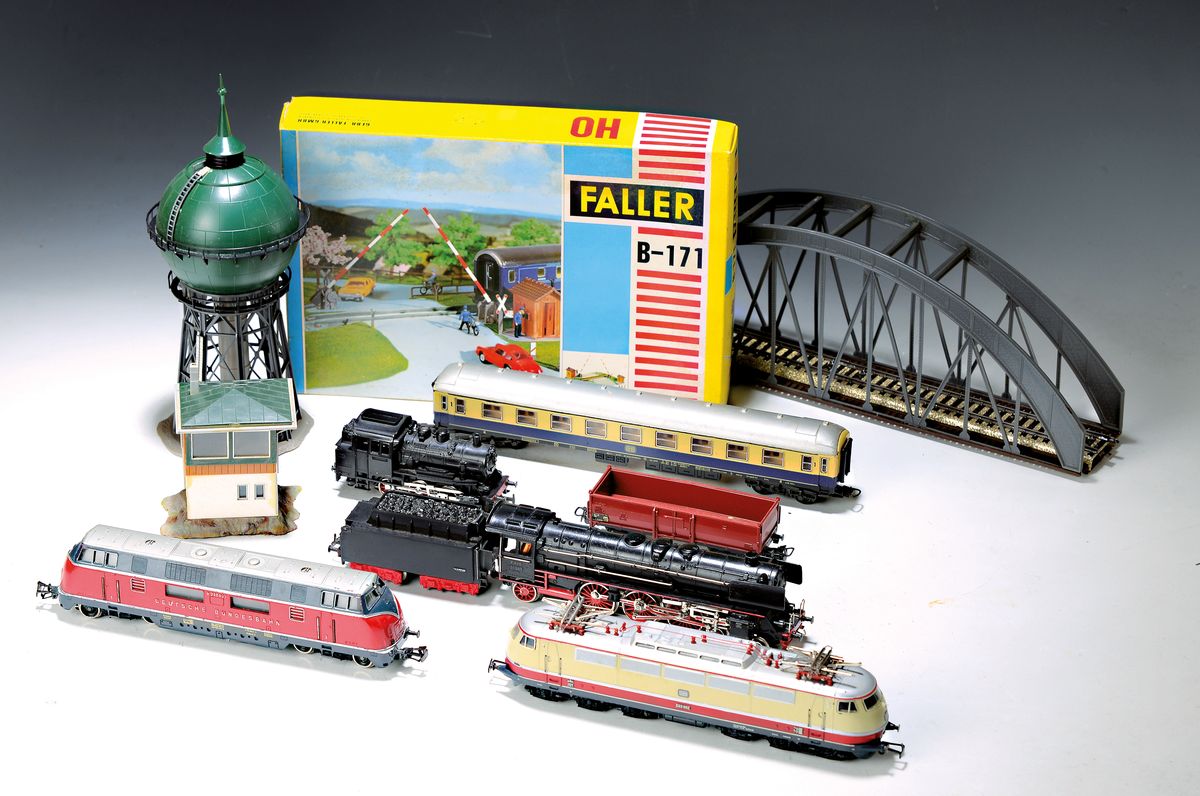 Großes Konvolut Eisenbahnen Märklin H0, 50er/60er J., Loks: 3003, 3053, 3021, 2 Dampfloks, 30 Personen- und Güterwagen, darunter: Gepäckwagen mit ...