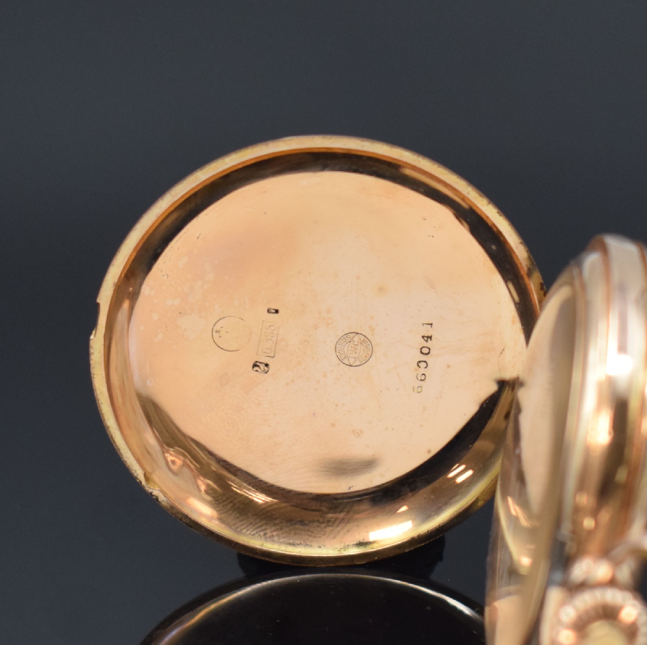 Detail a: IWC Savonette in GG 585/000, Schweiz um 1910, 2-Deckel Goldgeh., Emailzifferbl. m. arab. Zahlen, gold. Zeiger, verg. Werk Kal. 53, Komp.-Unr., gebl. ...