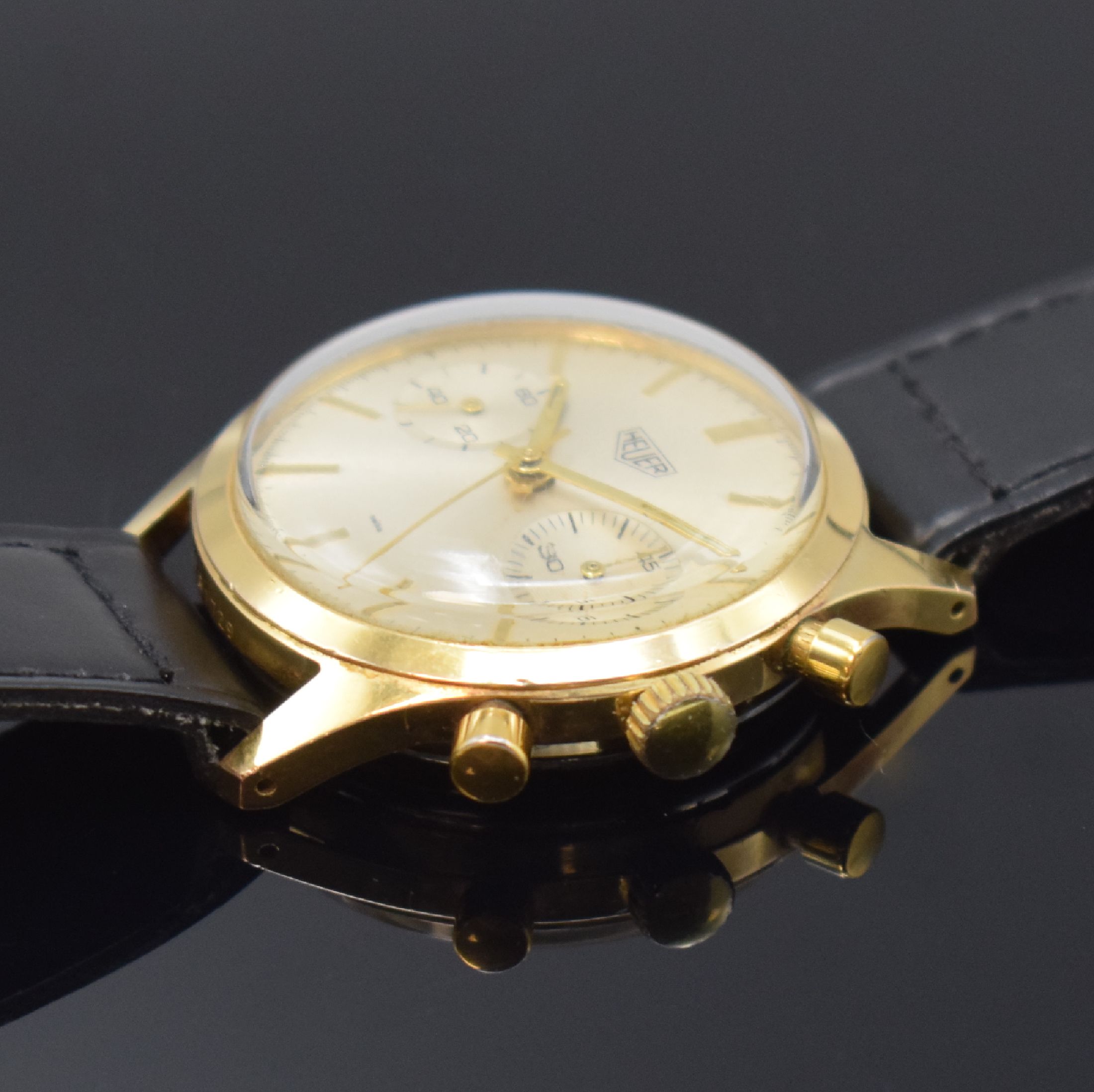 Detail b: HEUER Armbandchronograph Kaliber Valjoux 92, Schweiz um 1965, Handaufzug, verg. Gehäuse, Stahlboden geschr., silb. Zifferbl. m. aufges. Std.-Ind., ...