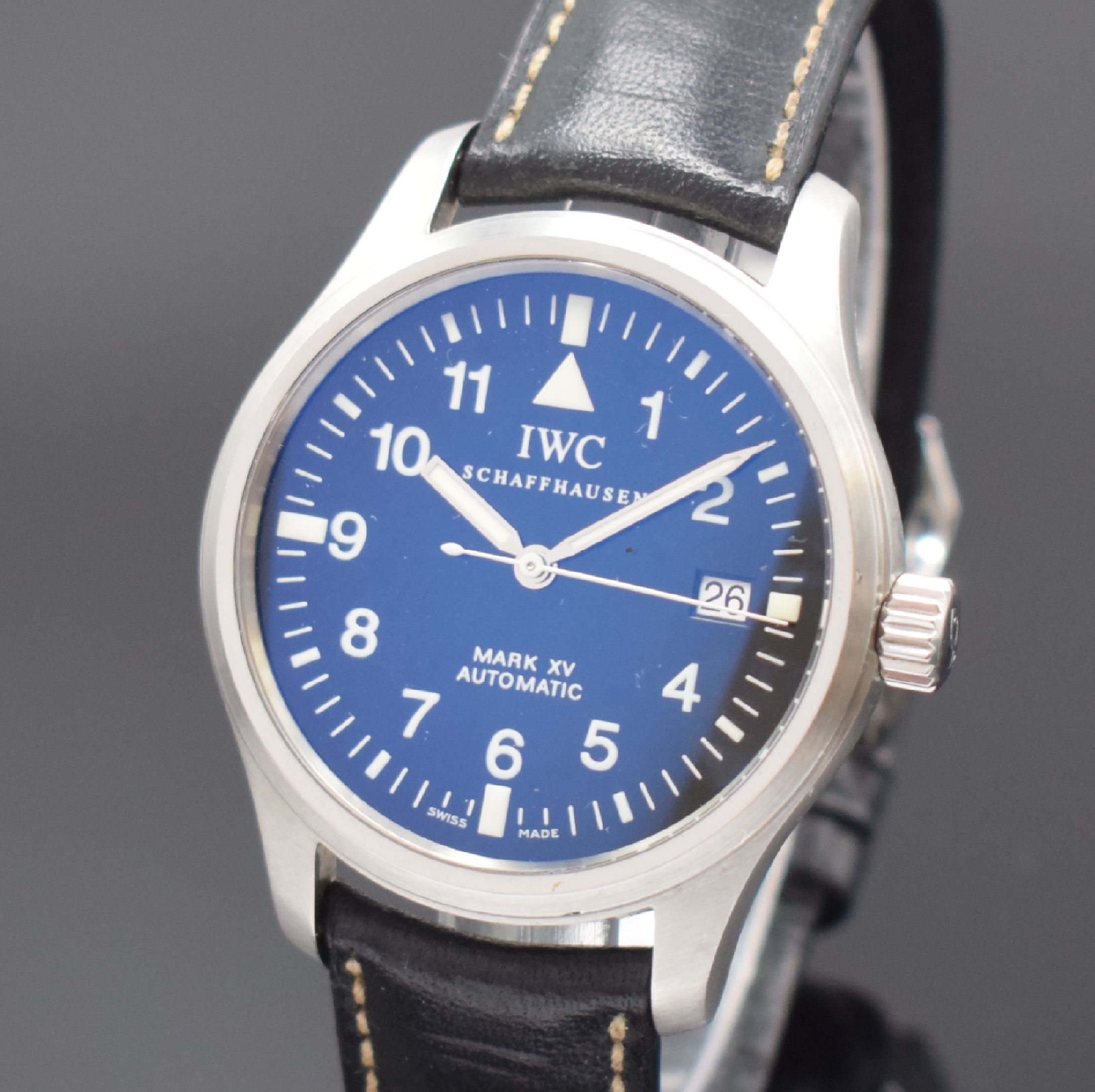 Detail a: IWC "Die Fliegeruhr" Mark XV Referenz 3253, Schweiz um 2005, Automatik, verschr. Stahlgeh., orig. Lederband m. orig. Faltschl., schwarzes ...