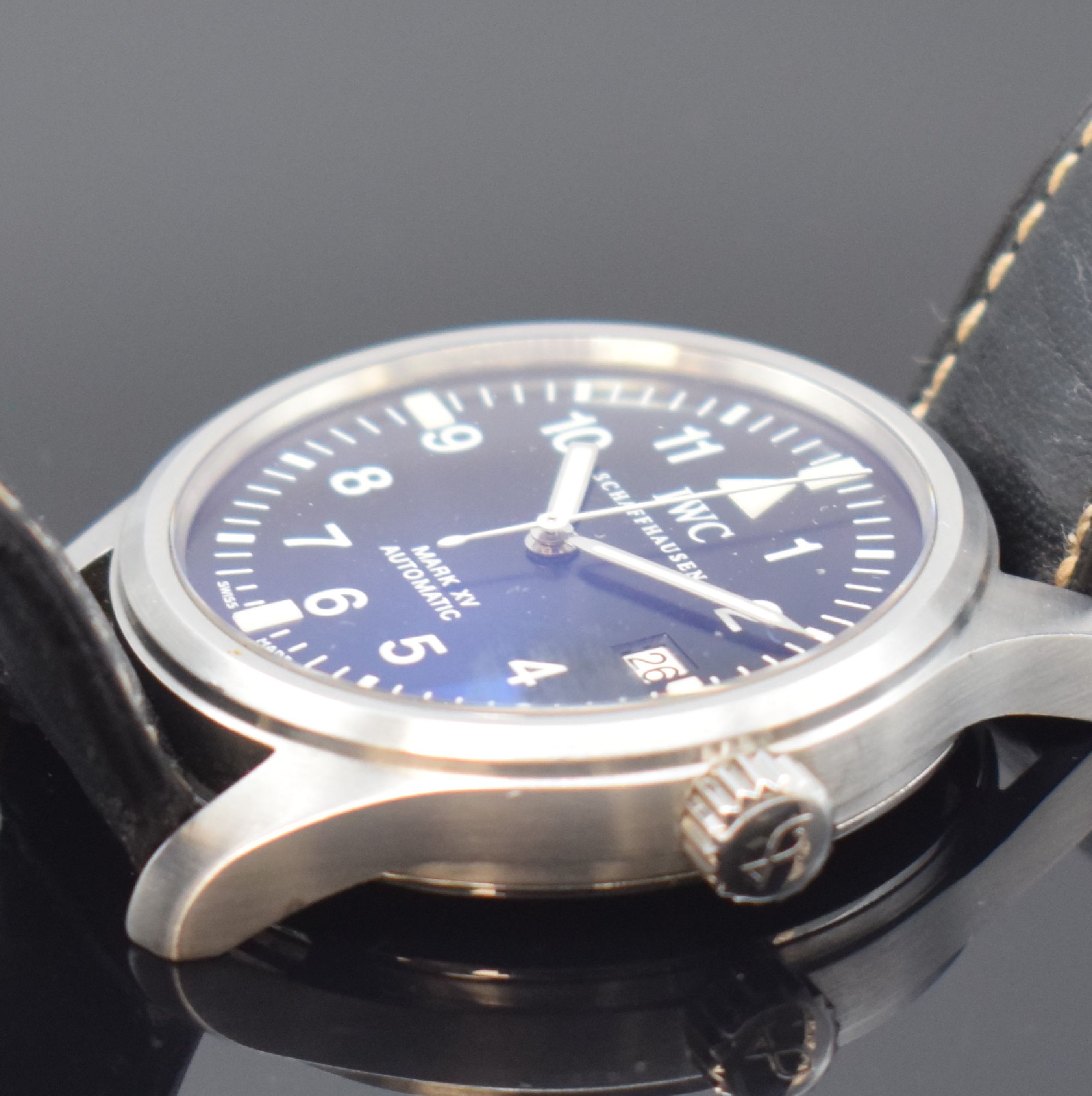 Detail d: IWC "Die Fliegeruhr" Mark XV Referenz 3253, Schweiz um 2005, Automatik, verschr. Stahlgeh., orig. Lederband m. orig. Faltschl., schwarzes ...