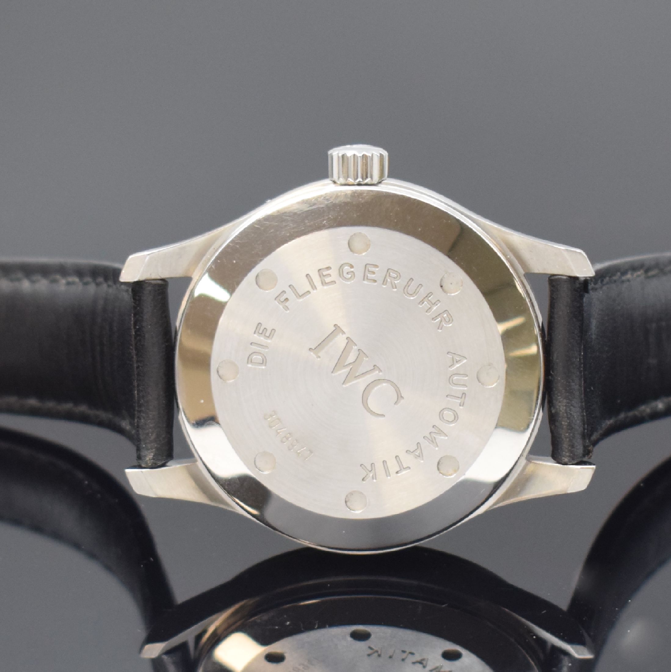 Detail e: IWC "Die Fliegeruhr" Mark XV Referenz 3253, Schweiz um 2005, Automatik, verschr. Stahlgeh., orig. Lederband m. orig. Faltschl., schwarzes ...
