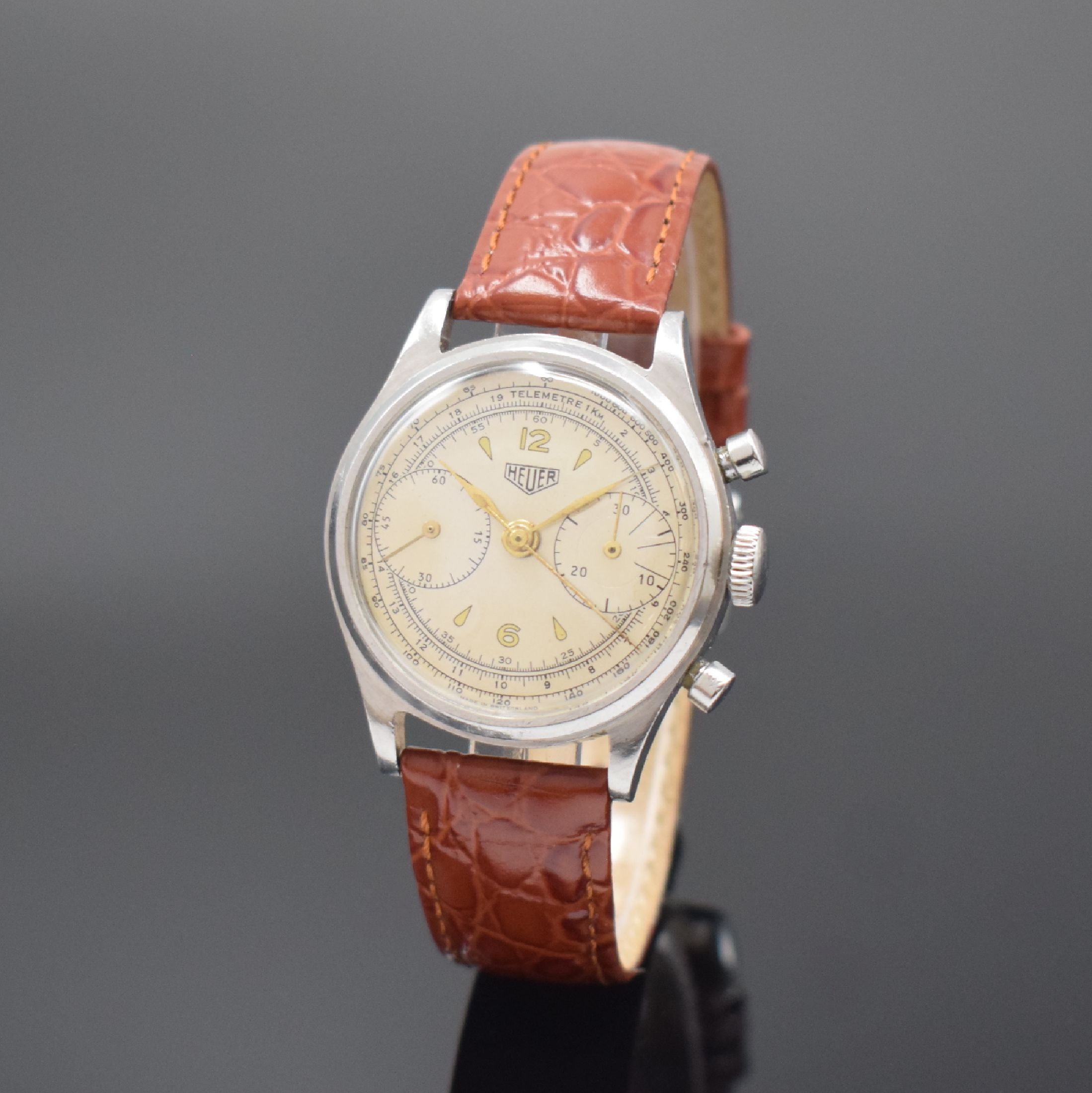 HEUER Chronograph mit Kaliber Valjoux 23, Schweiz um 1950, Handaufzug, sign. Stahlgeh. m. geschr. Boden, rest. Zifferbl., gold. Zeiger, sign. Werk ...