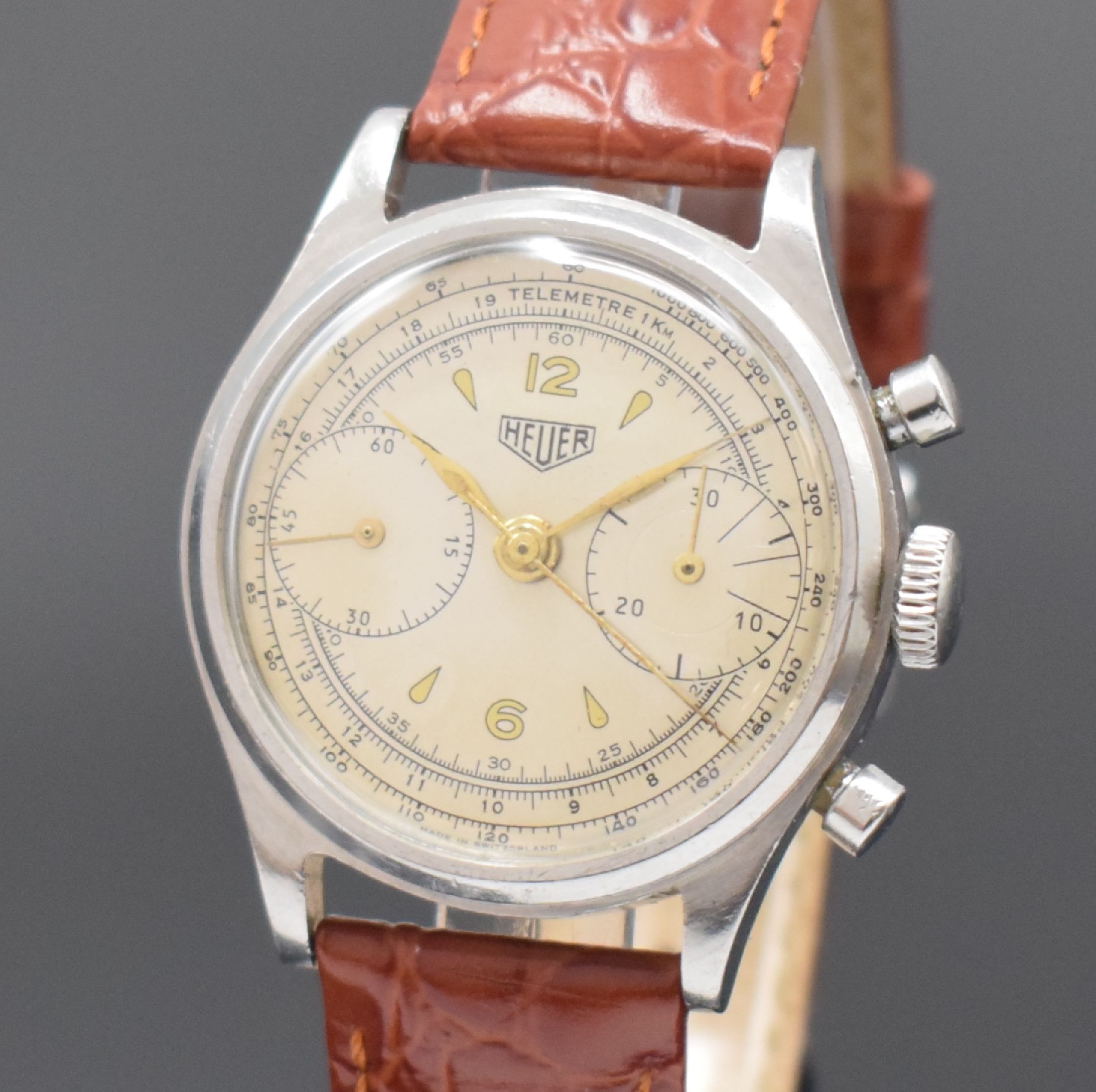 Detail a: HEUER Chronograph mit Kaliber Valjoux 23, Schweiz um 1950, Handaufzug, sign. Stahlgeh. m. geschr. Boden, rest. Zifferbl., gold. Zeiger, sign. Werk ...
