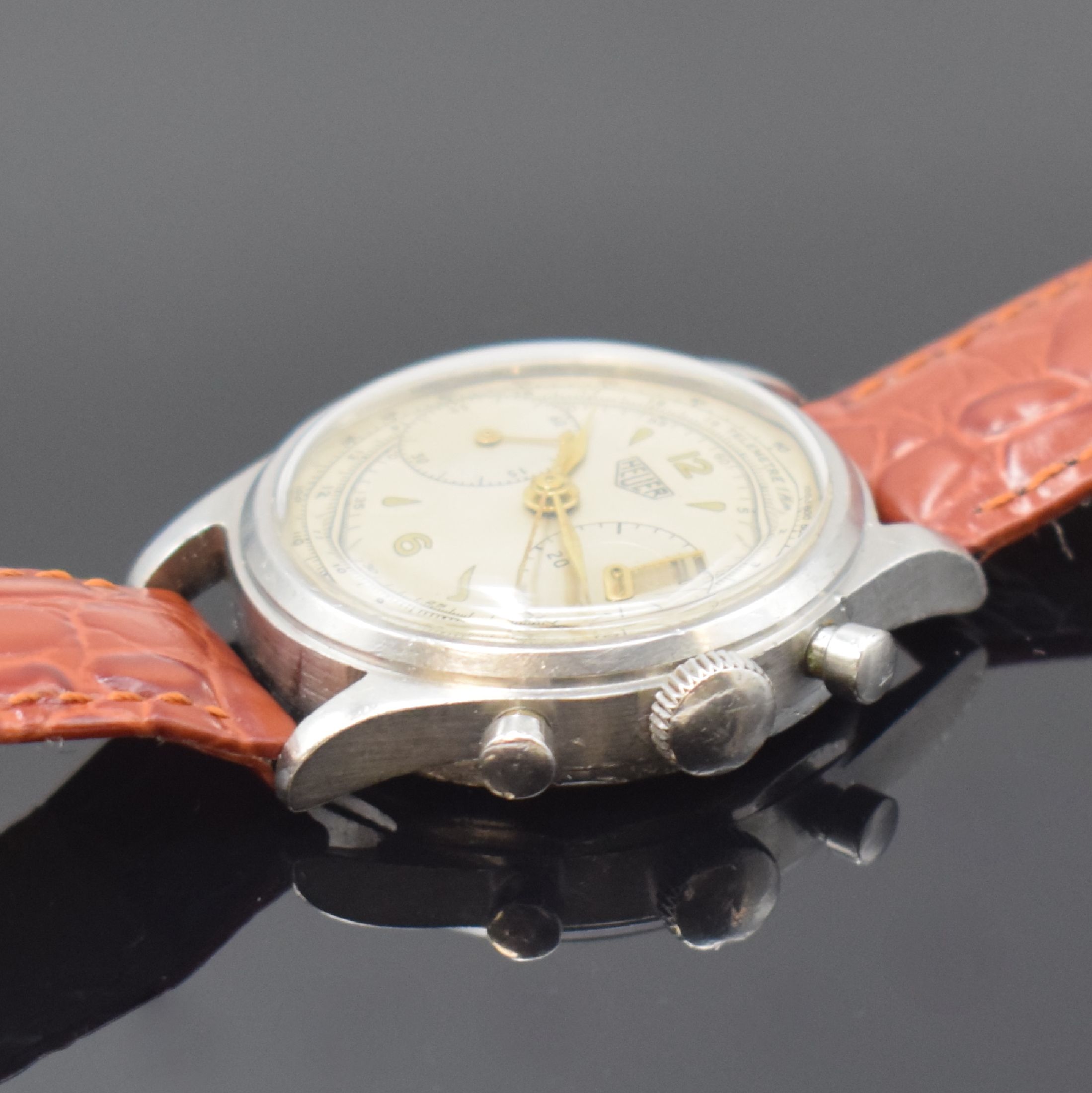 Detail b: HEUER Chronograph mit Kaliber Valjoux 23, Schweiz um 1950, Handaufzug, sign. Stahlgeh. m. geschr. Boden, rest. Zifferbl., gold. Zeiger, sign. Werk ...