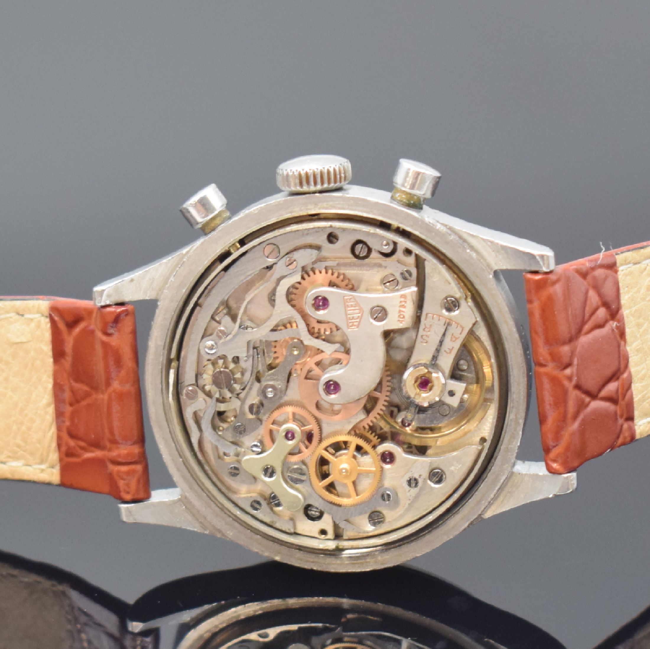 Detail d: HEUER Chronograph mit Kaliber Valjoux 23, Schweiz um 1950, Handaufzug, sign. Stahlgeh. m. geschr. Boden, rest. Zifferbl., gold. Zeiger, sign. Werk ...