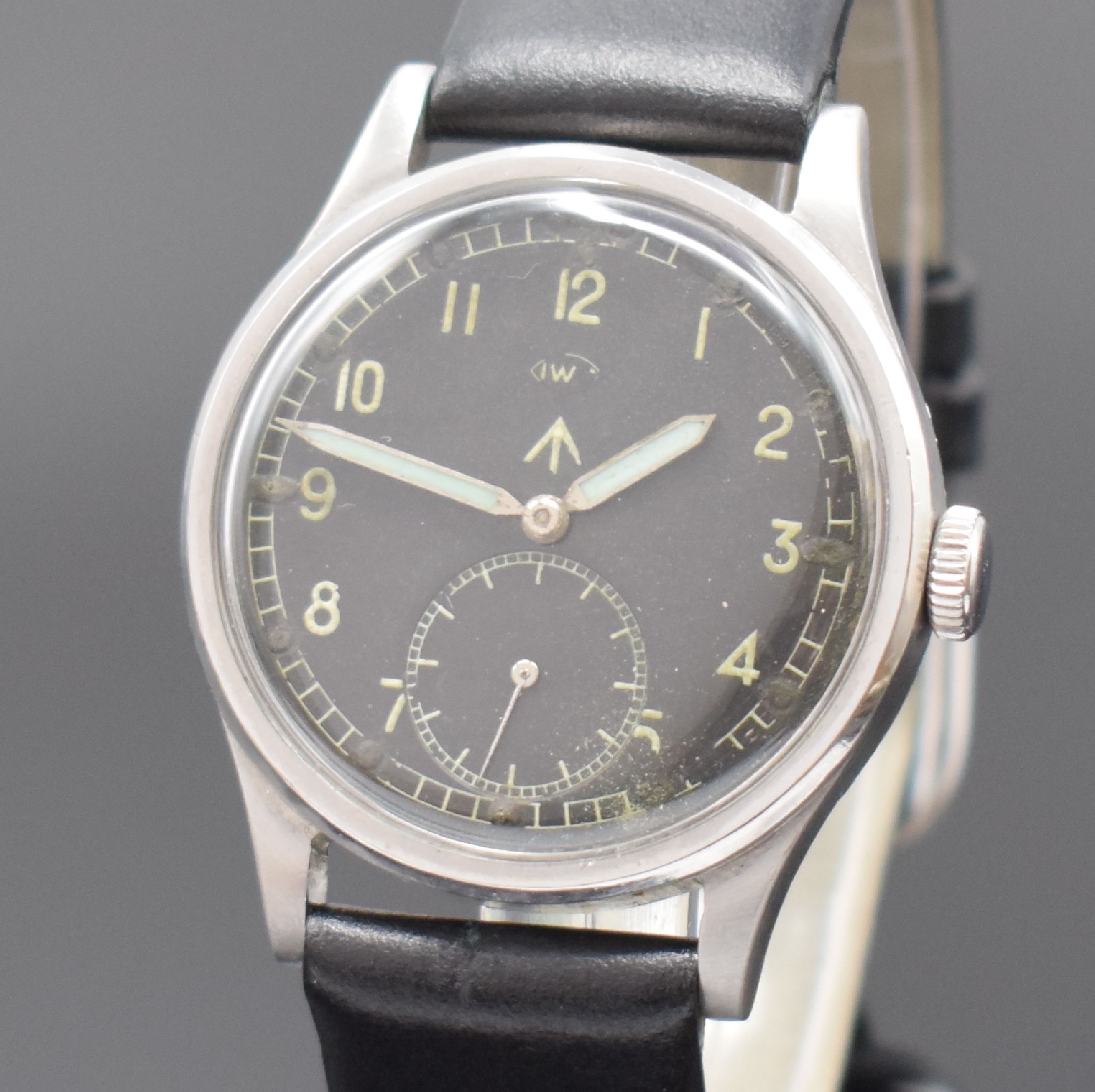 Detail a: IWC Mark X seltene Fliegeruhr der Royal Air Force, Schweiz um 1944, Handaufzug, Boden m. entspr. milit. Gravur aufgedr., Zeiger- Leuchtmasse ern., ...