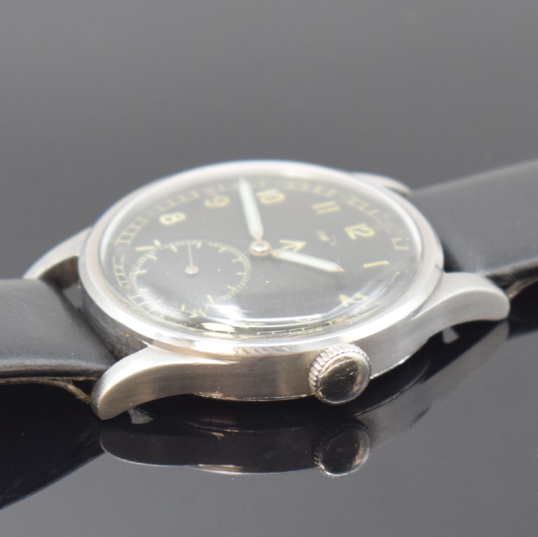 Detail b: IWC Mark X seltene Fliegeruhr der Royal Air Force, Schweiz um 1944, Handaufzug, Boden m. entspr. milit. Gravur aufgedr., Zeiger- Leuchtmasse ern., ...