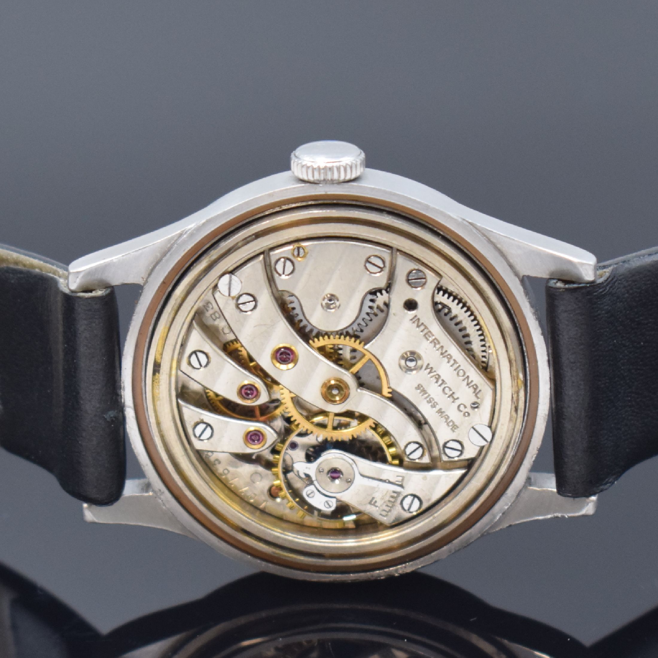 Detail d: IWC Mark X seltene Fliegeruhr der Royal Air Force, Schweiz um 1944, Handaufzug, Boden m. entspr. milit. Gravur aufgedr., Zeiger- Leuchtmasse ern., ...