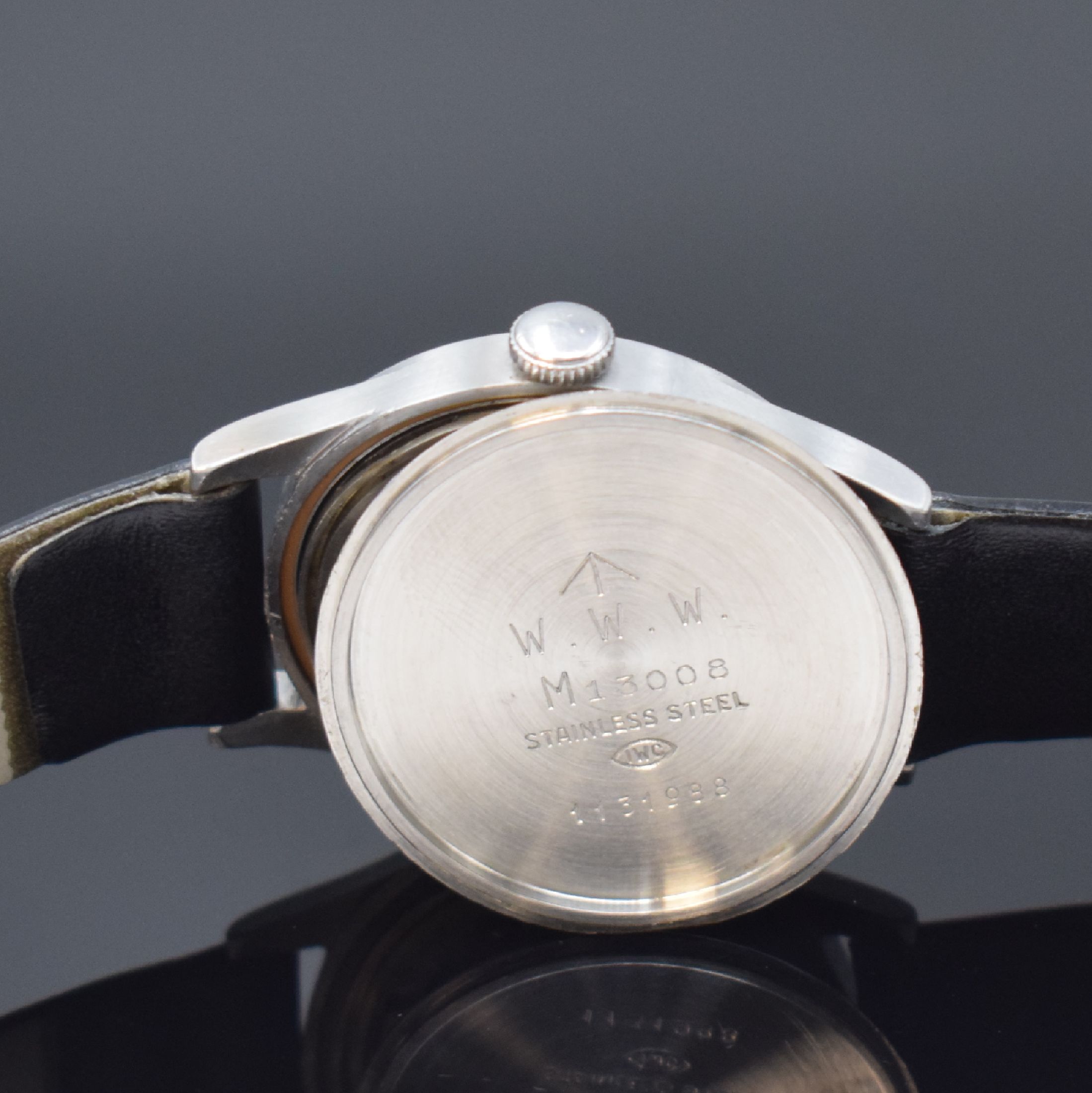 Detail e: IWC Mark X seltene Fliegeruhr der Royal Air Force, Schweiz um 1944, Handaufzug, Boden m. entspr. milit. Gravur aufgedr., Zeiger- Leuchtmasse ern., ...