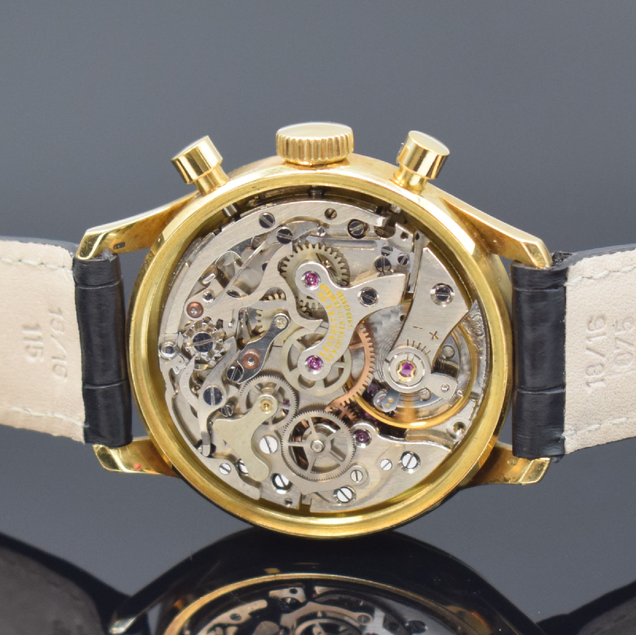 Detail d: LeCoultre Armbandchronograph in GG 750/000 mit Kaliber Valjoux 72, Schweiz um 1970, Handaufzug, 2-teil. Gehäuse, Boden m. Ref. 8415 geschr., rest. ...