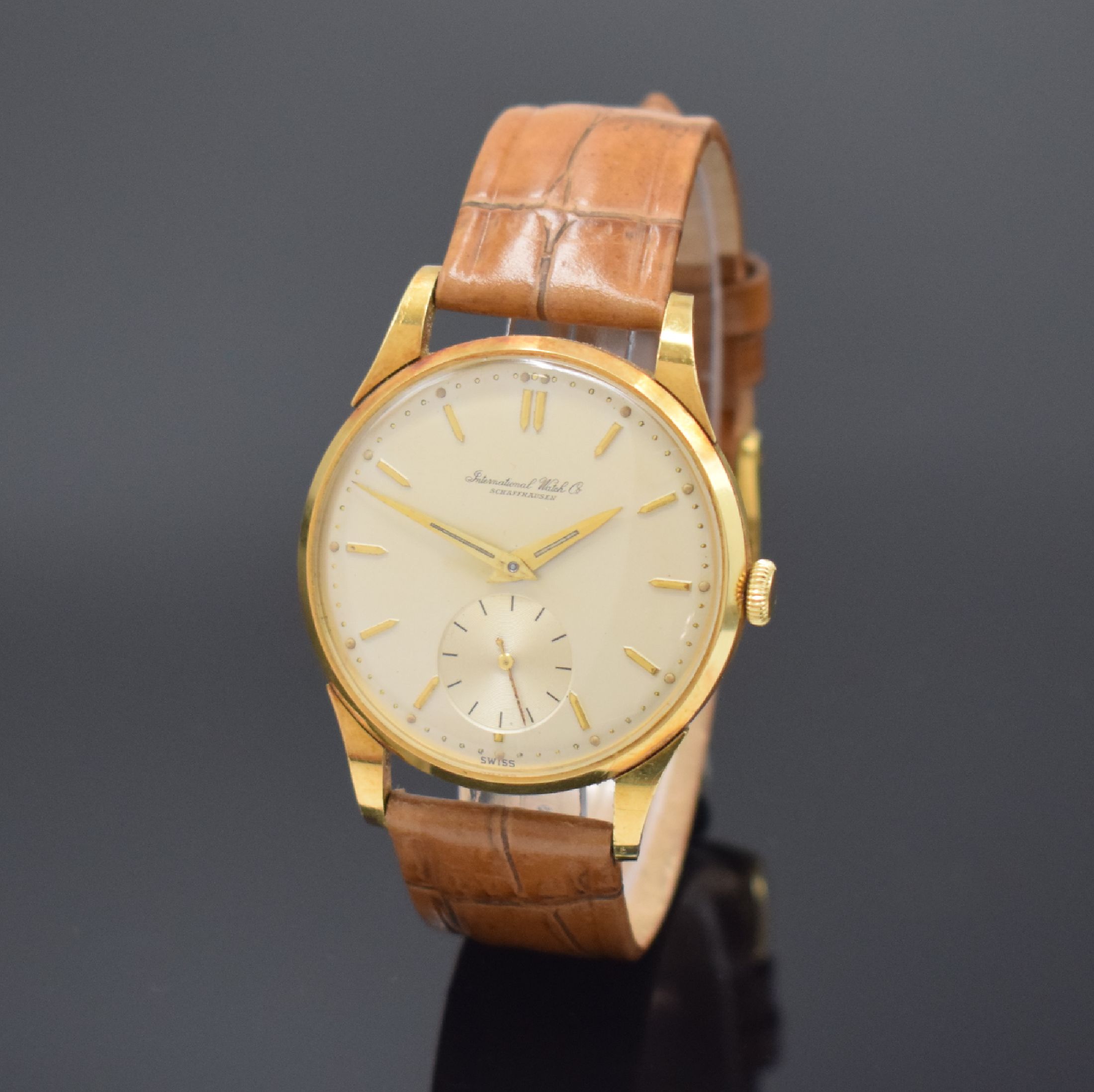 IWC Herrenarmbanduhr in GG 750/000 Kaliber 88, Schweiz um 1957, Handaufzug, 3-teil. Geh., Boden u. Glasrand aufgedr., silb. Zifferbl. m. aufges. ...