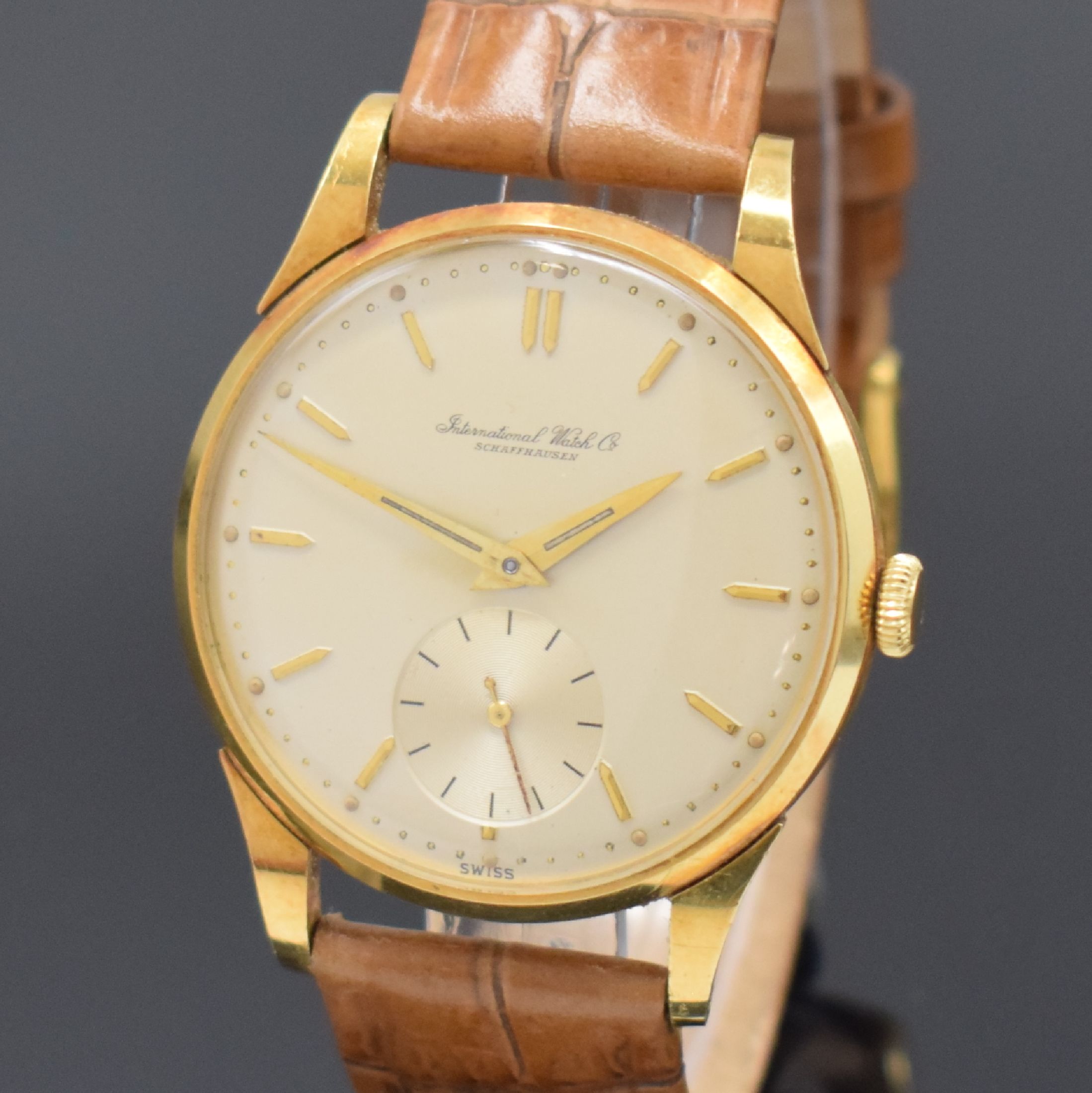 Detail a: IWC Herrenarmbanduhr in GG 750/000 Kaliber 88, Schweiz um 1957, Handaufzug, 3-teil. Geh., Boden u. Glasrand aufgedr., silb. Zifferbl. m. aufges. ...