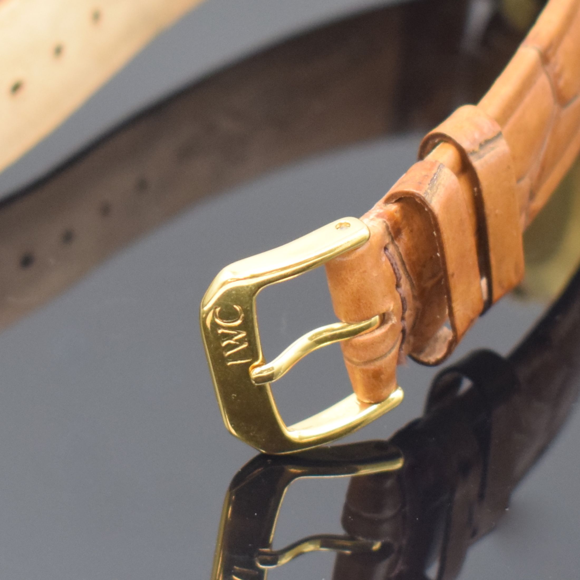 Detail b: IWC Herrenarmbanduhr in GG 750/000 Kaliber 88, Schweiz um 1957, Handaufzug, 3-teil. Geh., Boden u. Glasrand aufgedr., silb. Zifferbl. m. aufges. ...
