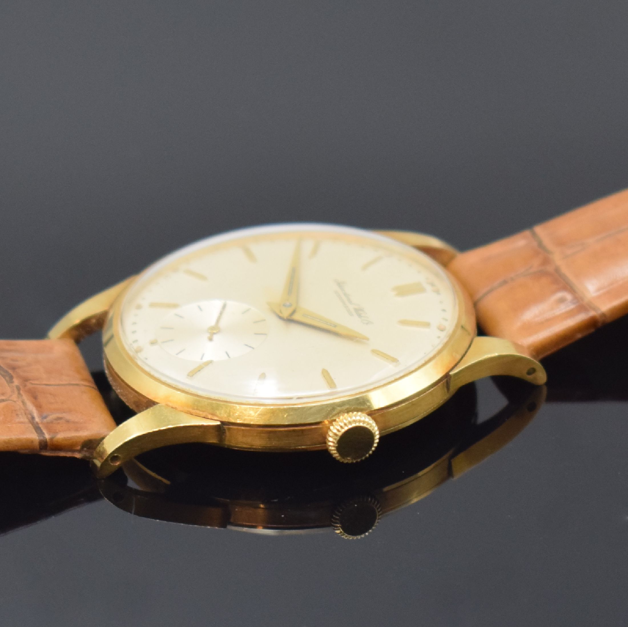 Detail c: IWC Herrenarmbanduhr in GG 750/000 Kaliber 88, Schweiz um 1957, Handaufzug, 3-teil. Geh., Boden u. Glasrand aufgedr., silb. Zifferbl. m. aufges. ...
