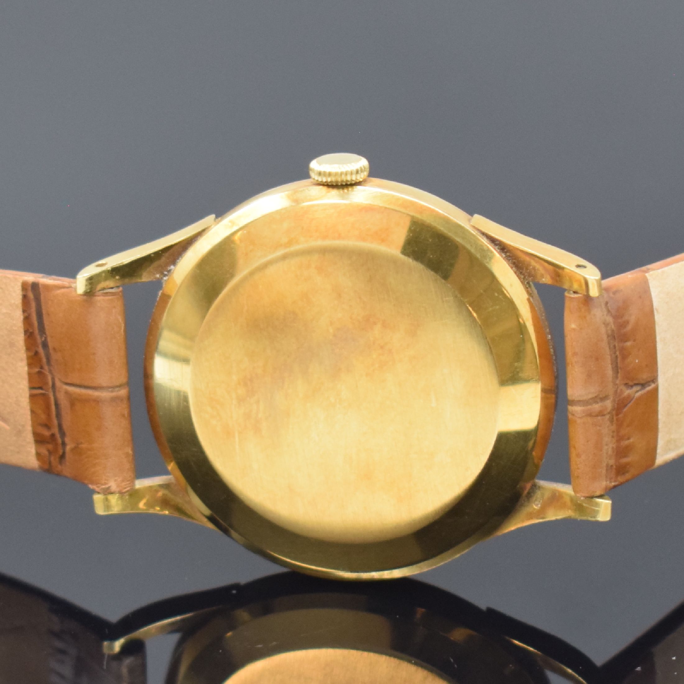 Detail d: IWC Herrenarmbanduhr in GG 750/000 Kaliber 88, Schweiz um 1957, Handaufzug, 3-teil. Geh., Boden u. Glasrand aufgedr., silb. Zifferbl. m. aufges. ...