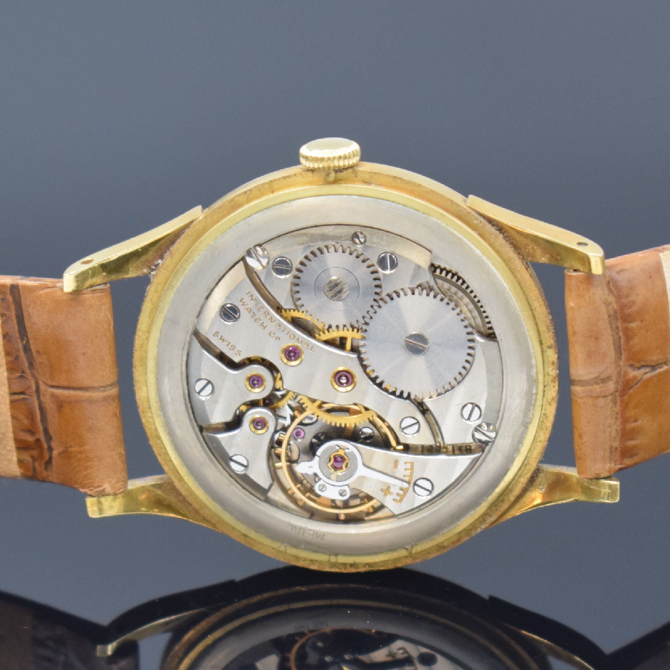 Detail e: IWC Herrenarmbanduhr in GG 750/000 Kaliber 88, Schweiz um 1957, Handaufzug, 3-teil. Geh., Boden u. Glasrand aufgedr., silb. Zifferbl. m. aufges. ...
