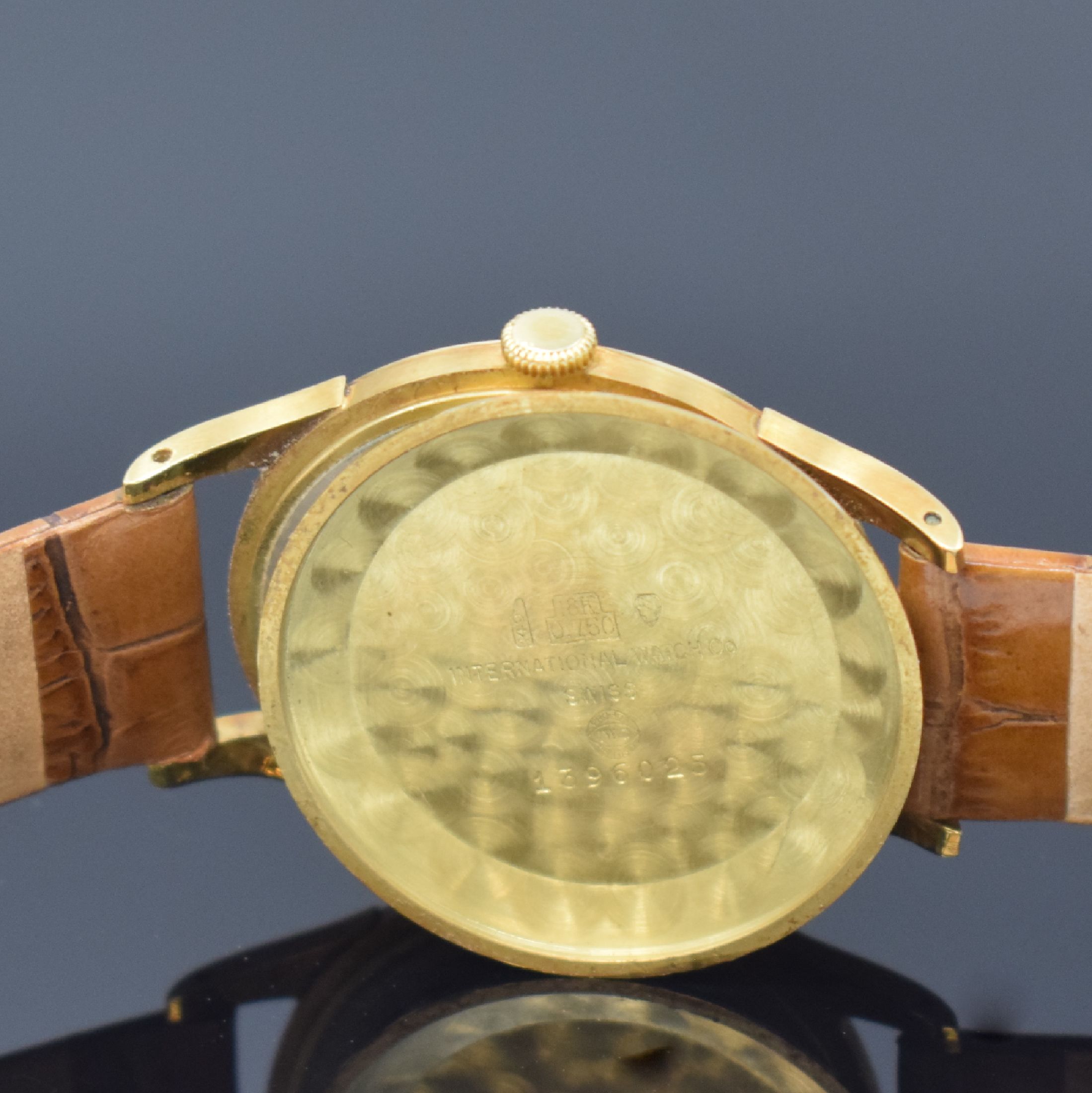 Detail f: IWC Herrenarmbanduhr in GG 750/000 Kaliber 88, Schweiz um 1957, Handaufzug, 3-teil. Geh., Boden u. Glasrand aufgedr., silb. Zifferbl. m. aufges. ...
