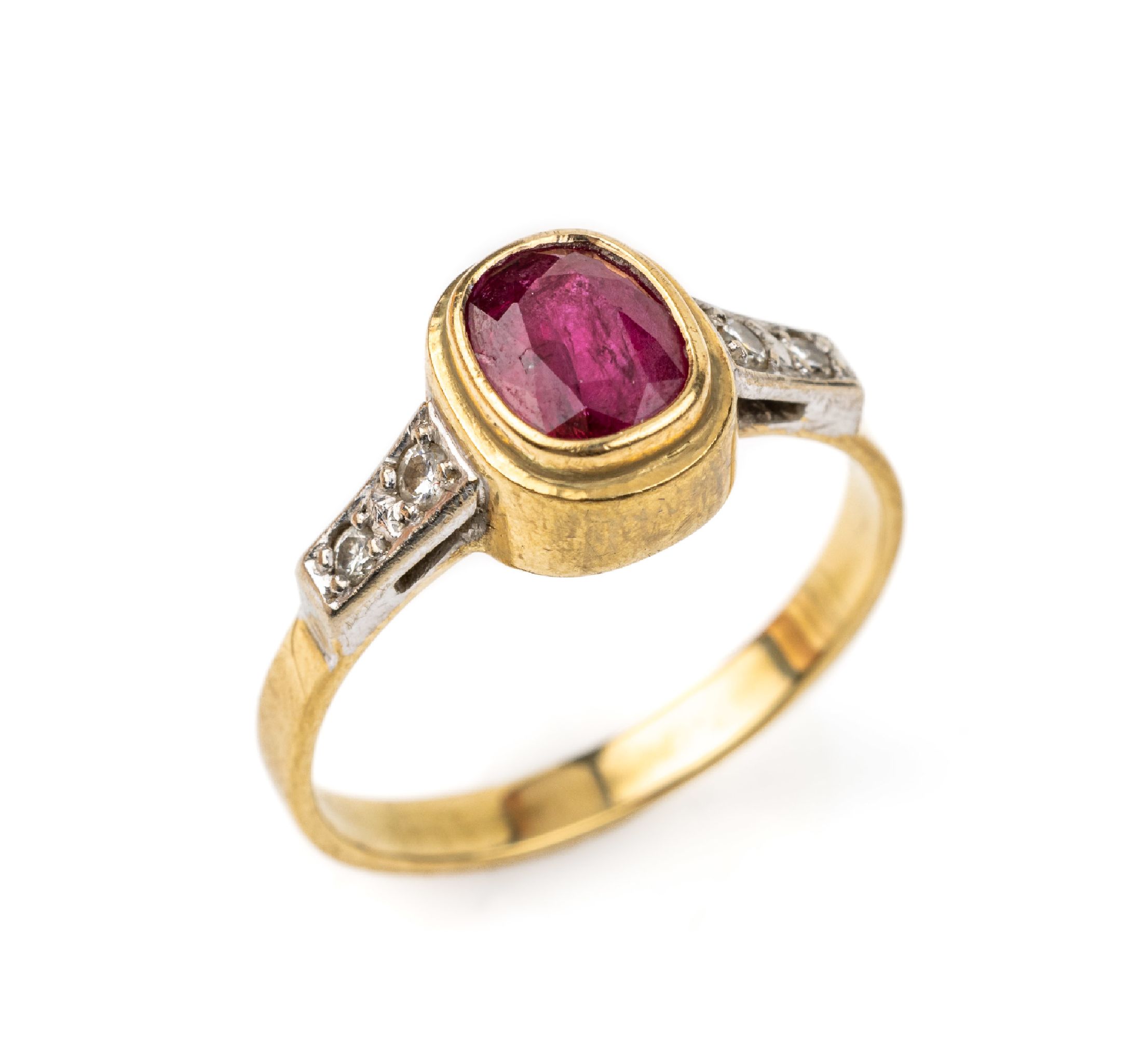 14 kt Gold Rubin-Brillant-Ring, GG/WG 585/000, mittig facett. Rubin ca. 1.0 ct, seitl. 4 in WG gefasste Brillanten zus. ca. 0.07 ct Weiß/si, RW 55, ...