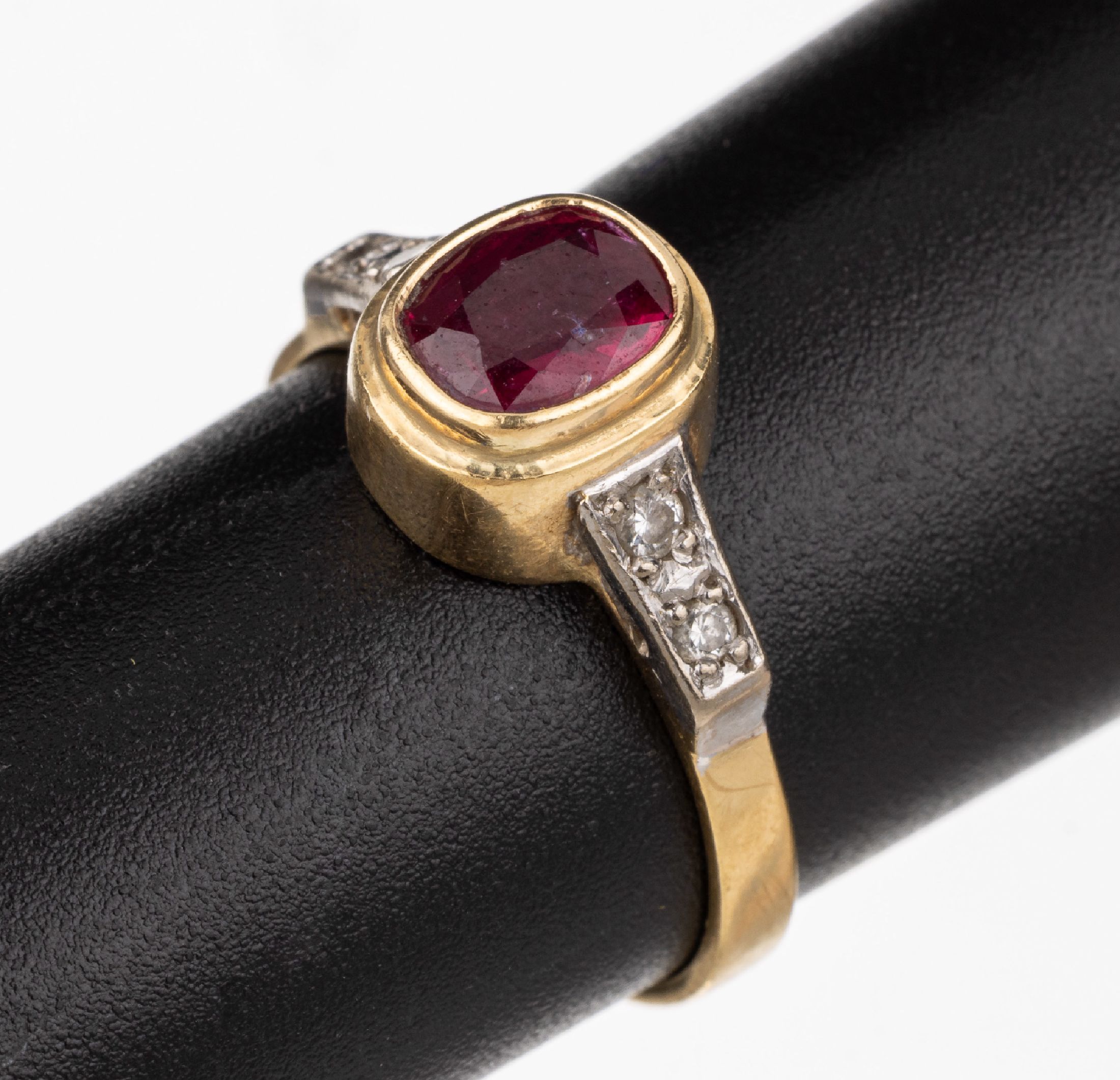 Detail a: 14 kt Gold Rubin-Brillant-Ring, GG/WG 585/000, mittig facett. Rubin ca. 1.0 ct, seitl. 4 in WG gefasste Brillanten zus. ca. 0.07 ct Weiß/si, RW 55, ...