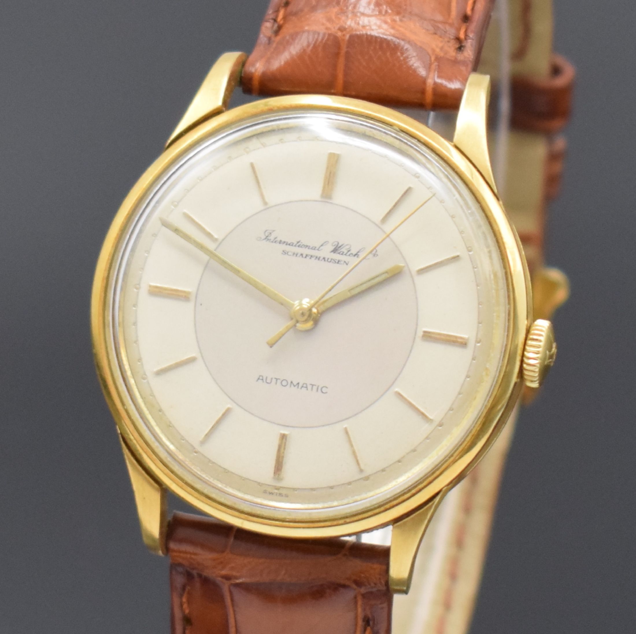 Detail a: IWC Herrenarmbanduhr in GG 750/000 Kaliber 853, Schweiz um 1962, Automatik, 3-teil. Gehäuse, Boden u. Glasrand aufgedr., silb. Zifferbl. rest., ...