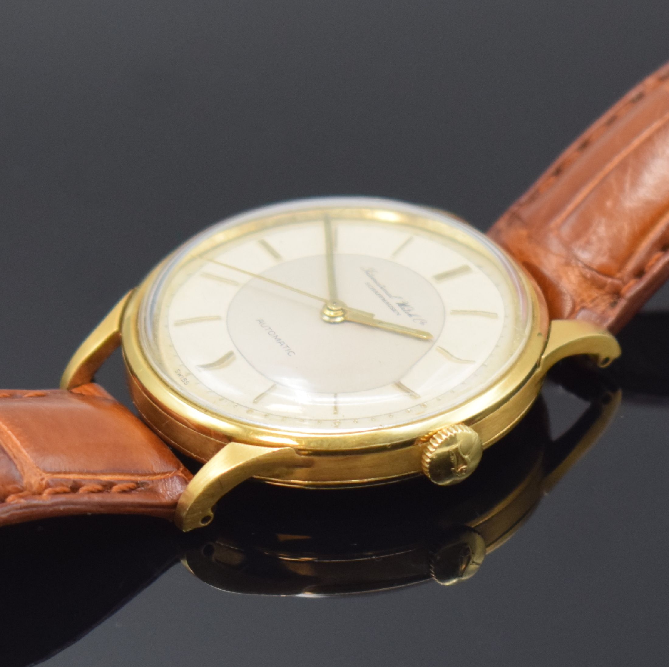 Detail b: IWC Herrenarmbanduhr in GG 750/000 Kaliber 853, Schweiz um 1962, Automatik, 3-teil. Gehäuse, Boden u. Glasrand aufgedr., silb. Zifferbl. rest., ...
