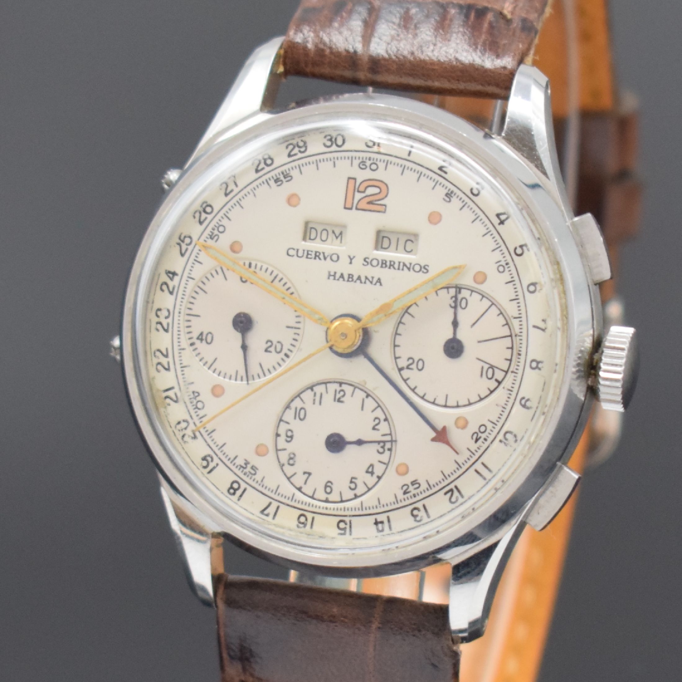 Detail a: Herrenarmbanduhr Kaliber Valjoux 72C mit Chronograph und Kalender, Schweiz um 1950, Handaufzug, Zifferblatt u. Gehäuse mit nachtr. Signatur, 3-teil. ...