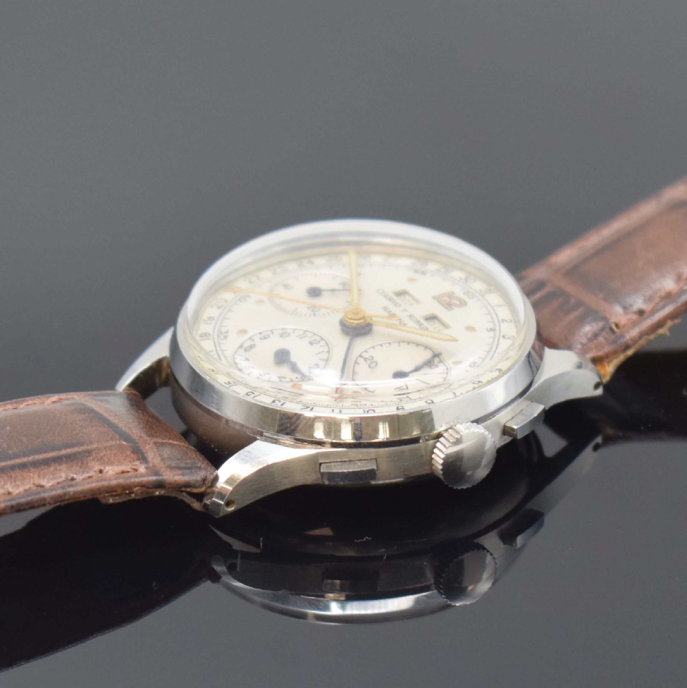 Detail b: Herrenarmbanduhr Kaliber Valjoux 72C mit Chronograph und Kalender, Schweiz um 1950, Handaufzug, Zifferblatt u. Gehäuse mit nachtr. Signatur, 3-teil. ...