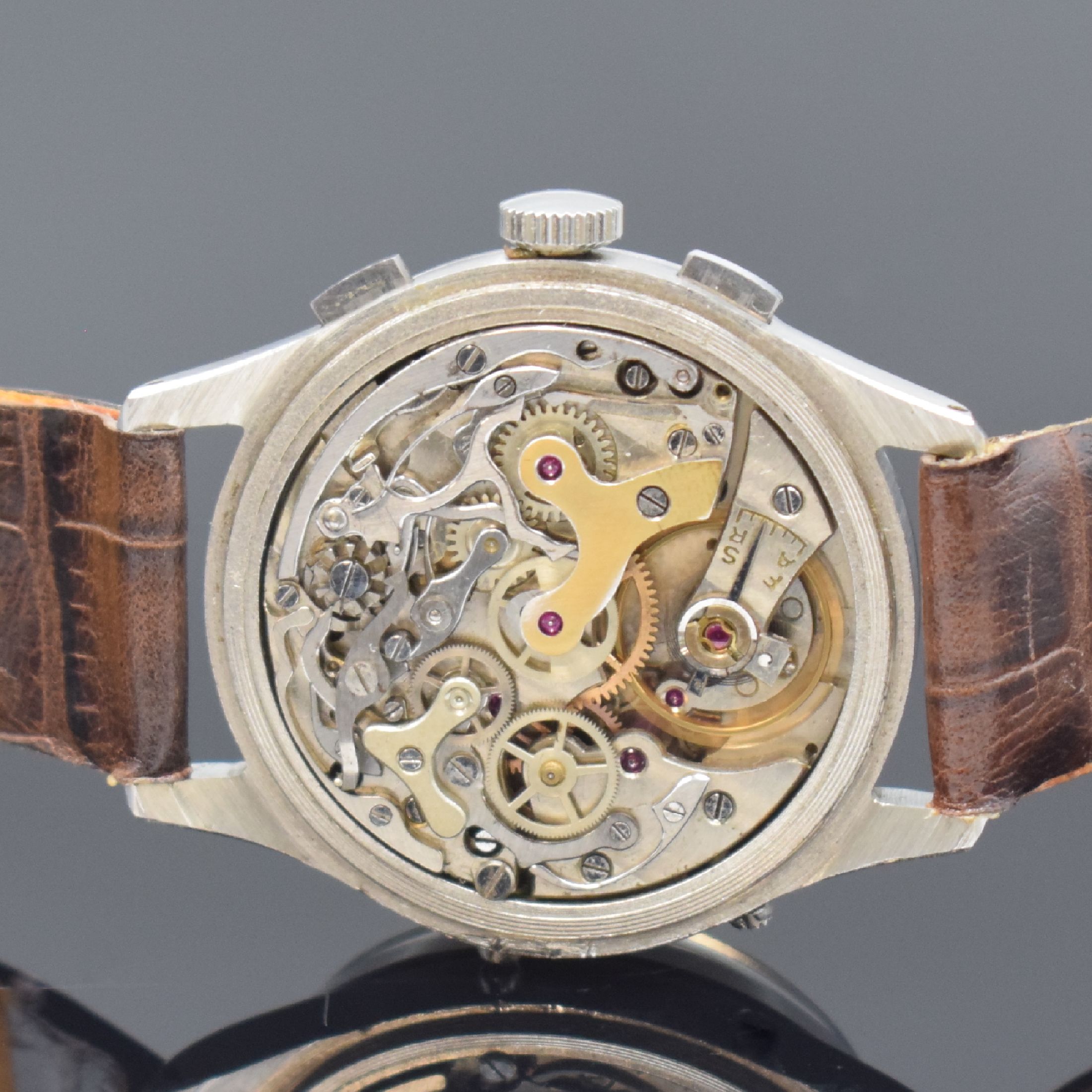 Detail d: Herrenarmbanduhr Kaliber Valjoux 72C mit Chronograph und Kalender, Schweiz um 1950, Handaufzug, Zifferblatt u. Gehäuse mit nachtr. Signatur, 3-teil. ...