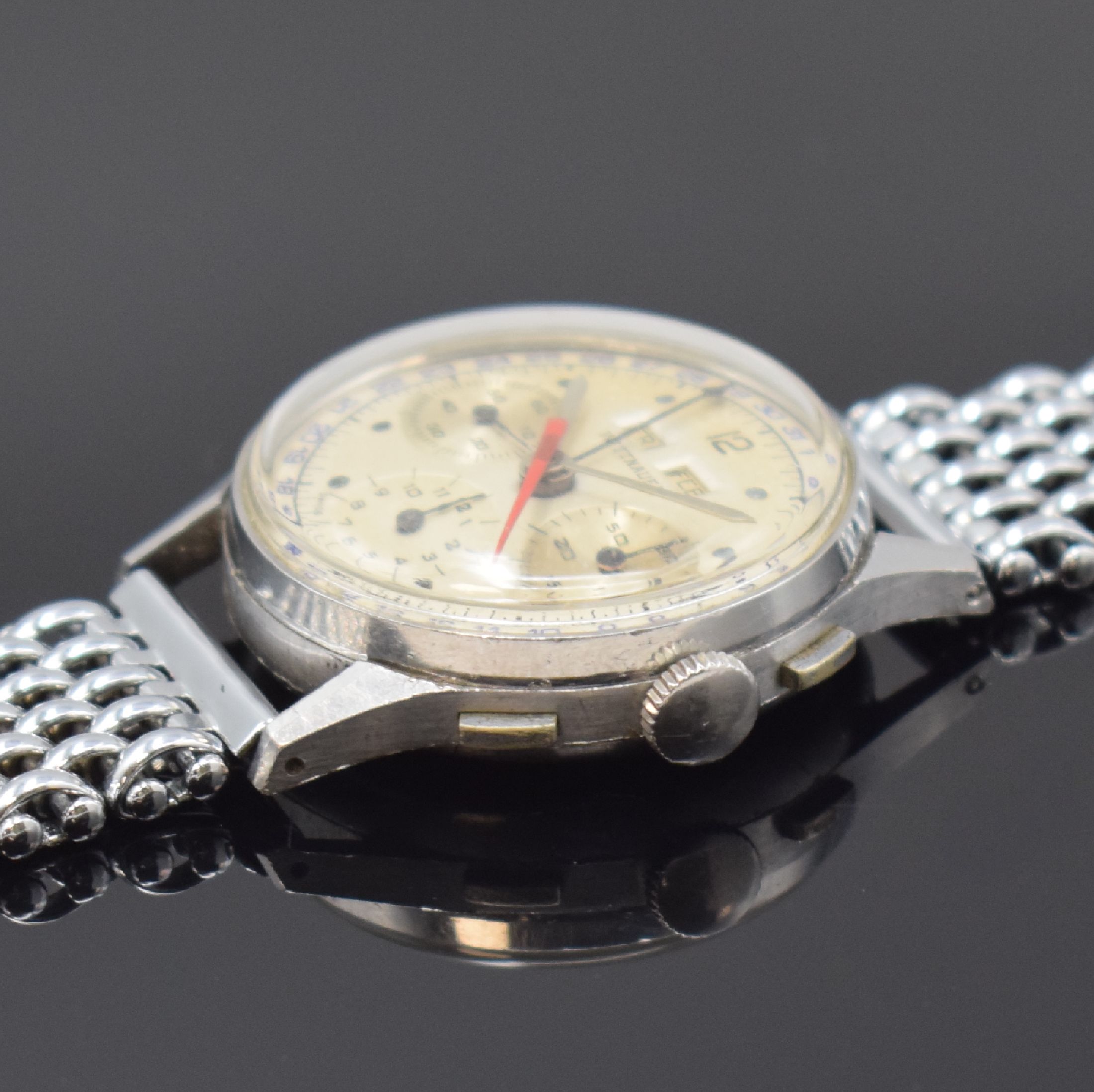 Detail b: WITTNAUER Herrenarmbanduhr mit Chronograph und Kalender Kaliber 72C, Schweiz um 1950, Handaufzug, verchr. Gehäuse, sign. Stahlboden aufgedr., silb. ...