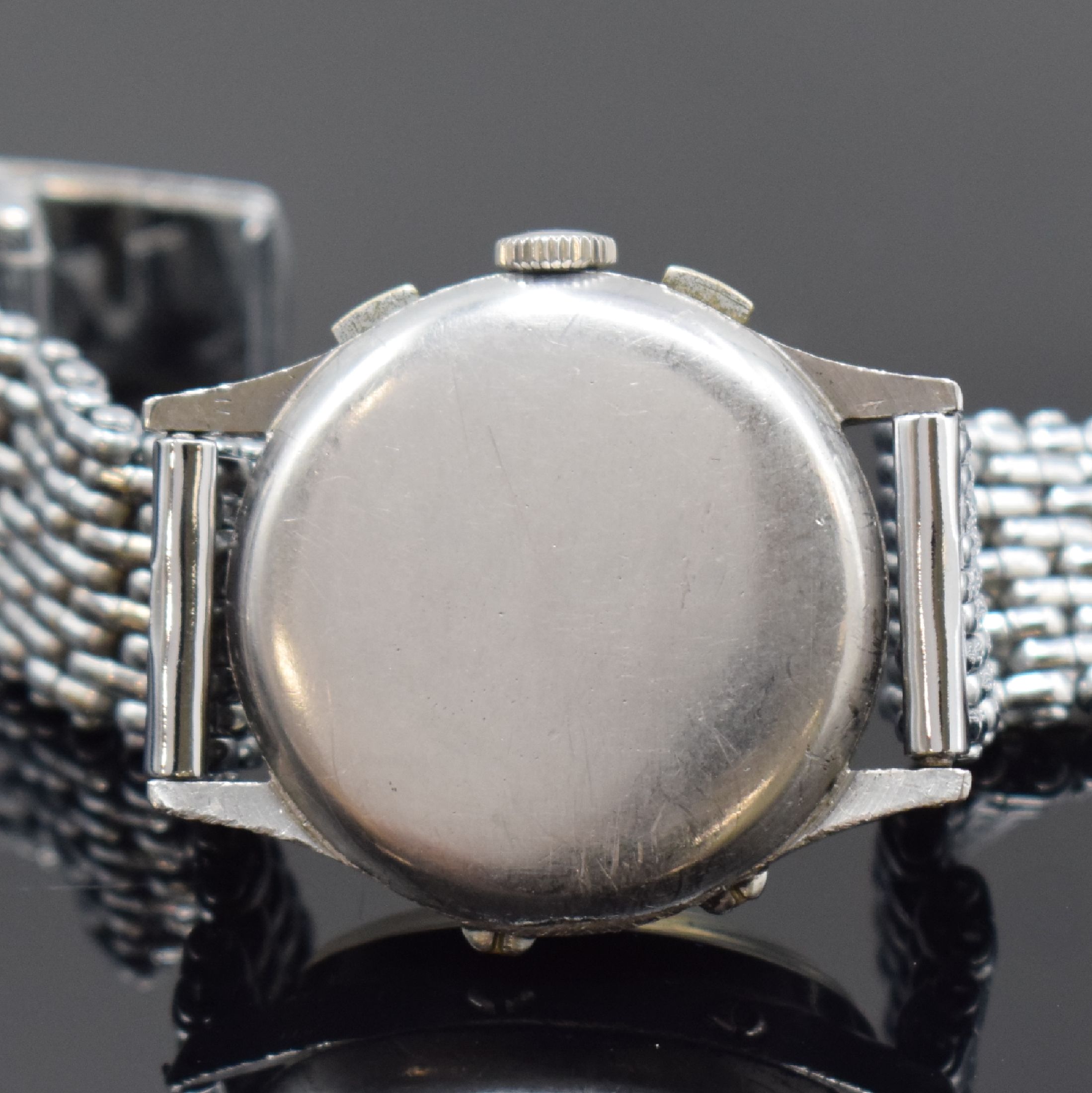 Detail d: WITTNAUER Herrenarmbanduhr mit Chronograph und Kalender Kaliber 72C, Schweiz um 1950, Handaufzug, verchr. Gehäuse, sign. Stahlboden aufgedr., silb. ...