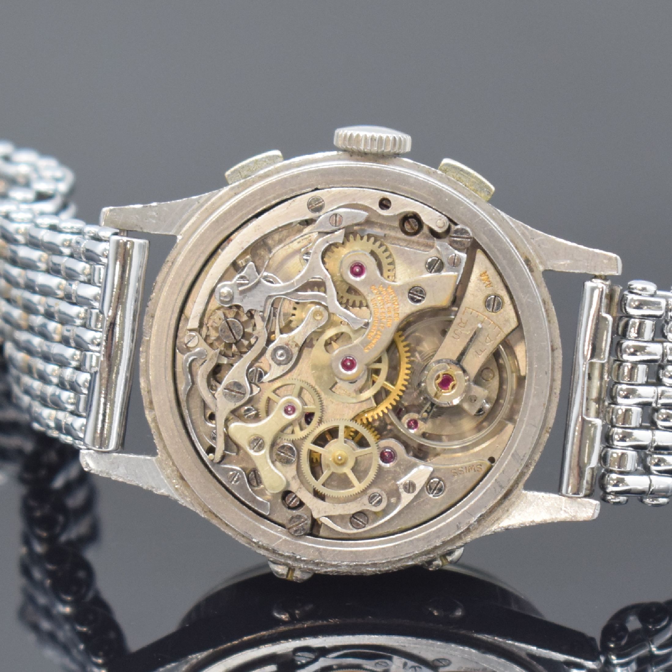 Detail e: WITTNAUER Herrenarmbanduhr mit Chronograph und Kalender Kaliber 72C, Schweiz um 1950, Handaufzug, verchr. Gehäuse, sign. Stahlboden aufgedr., silb. ...